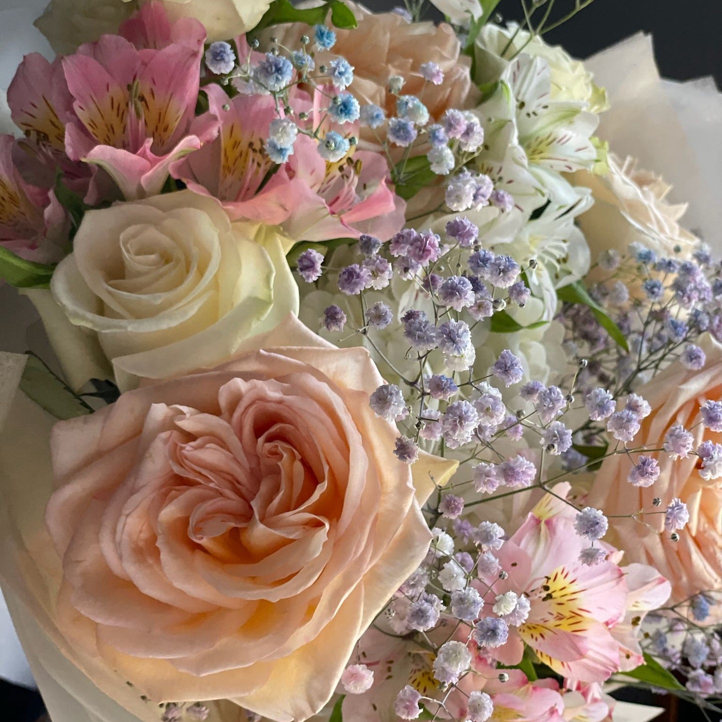 Buchet Amber cu trandafiri de grădină parfumați Princess Maya si alstroemeria