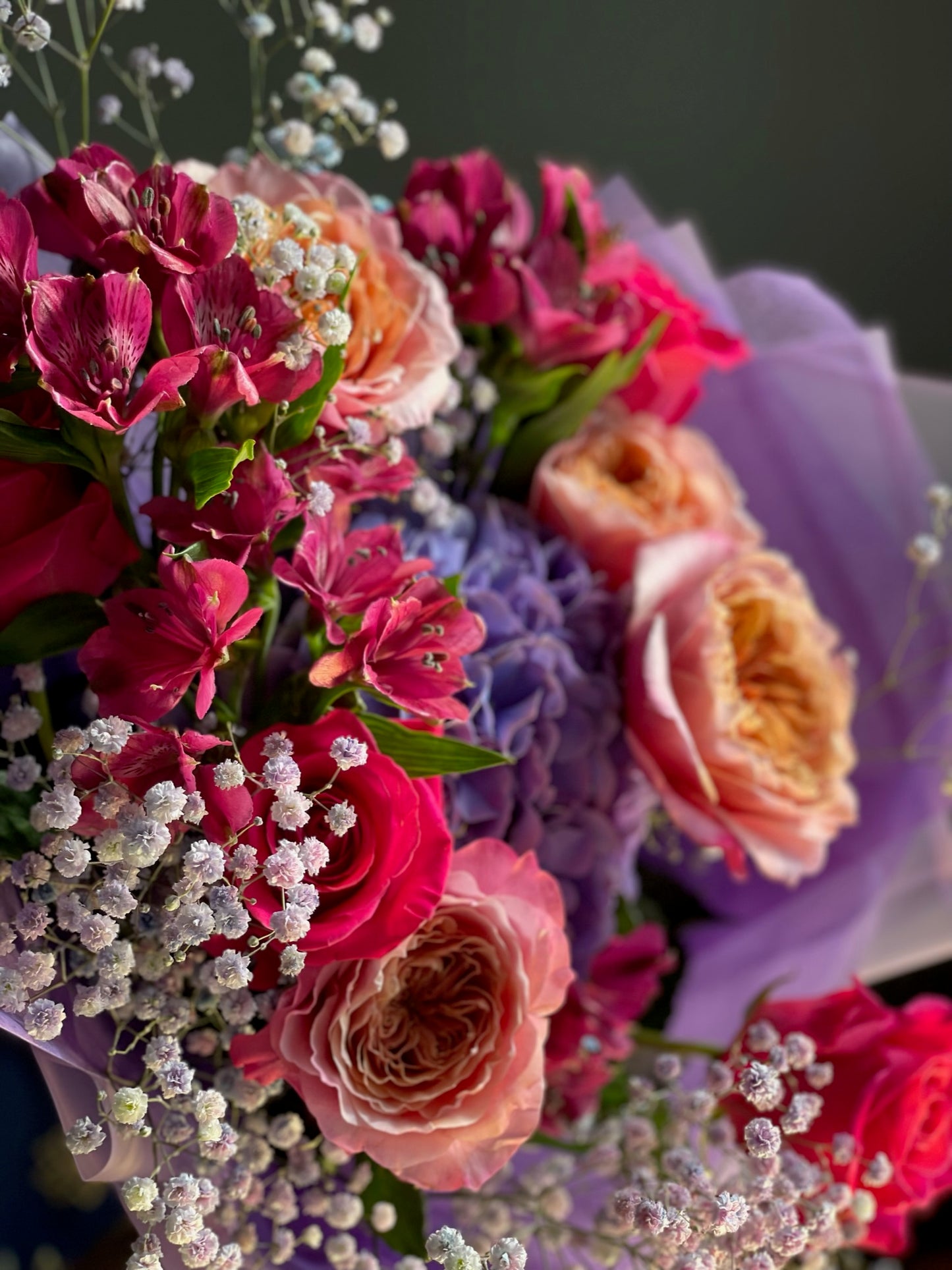 Detaliu flori buchet Amethyst – nuanțe de mov intens și fucsia vibrant