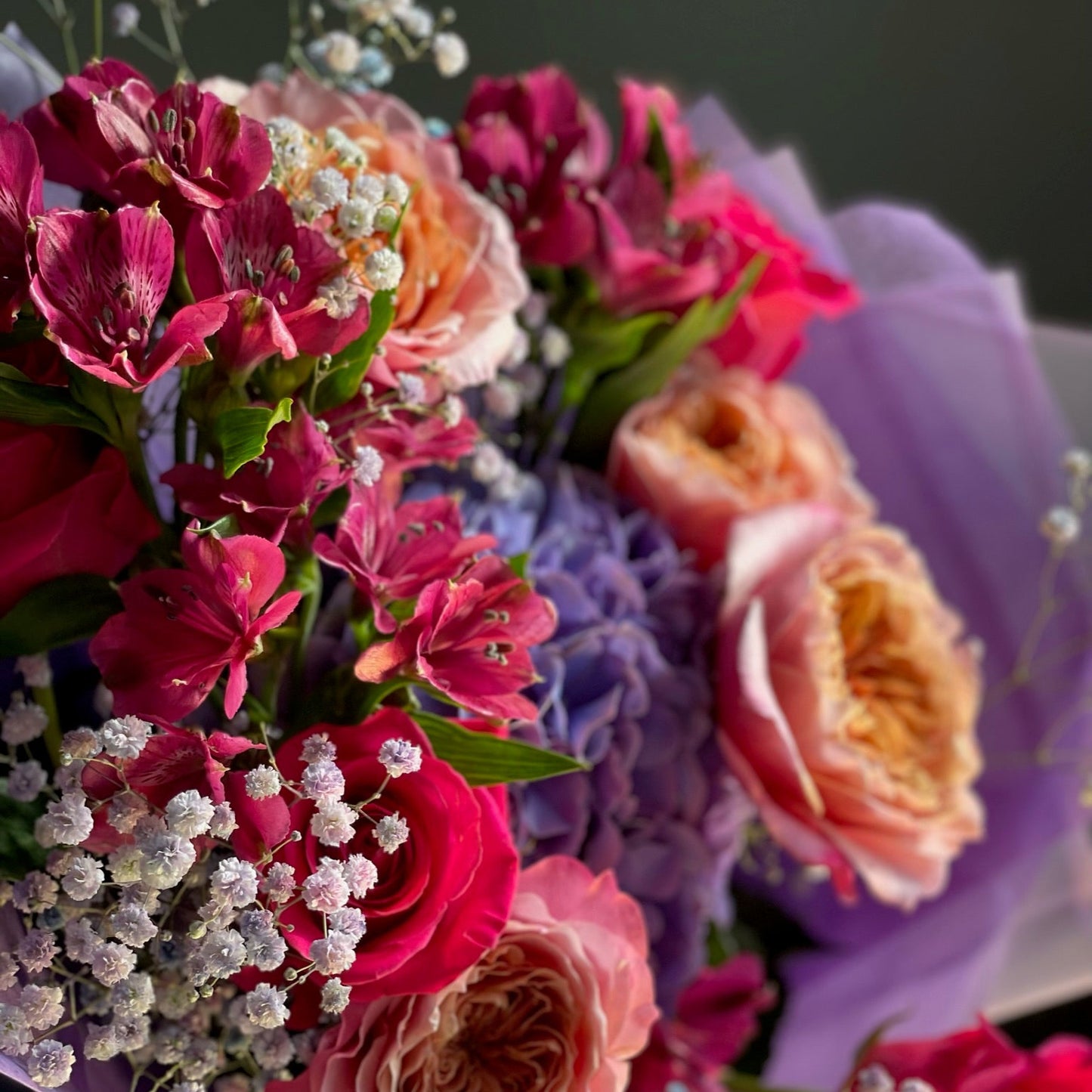 Detaliu flori buchet Amethyst – nuanțe de mov intens și fucsia vibrant