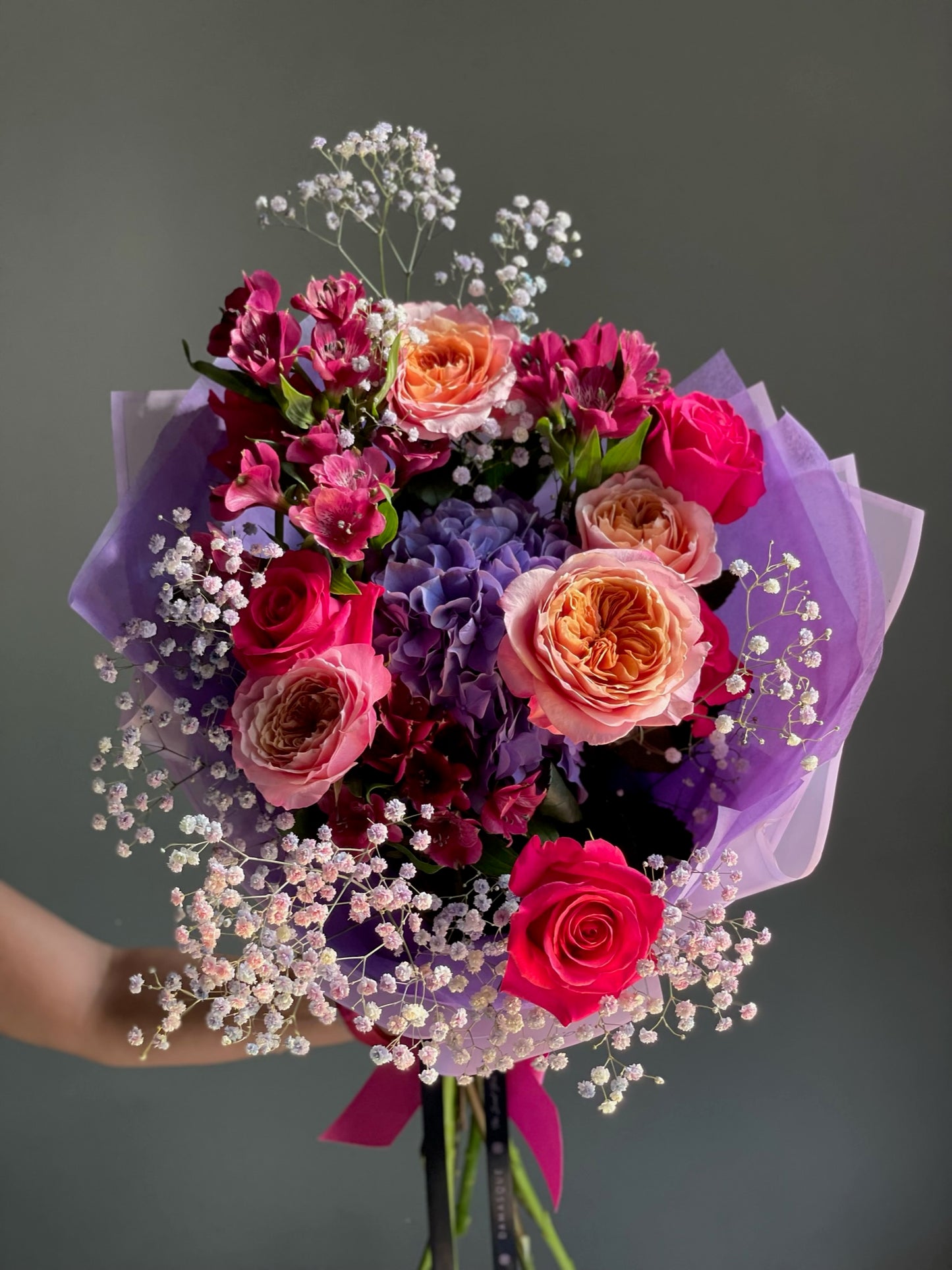 Aranjament floral Amethyst – buchet vibrant în tonuri de mov și fucsia