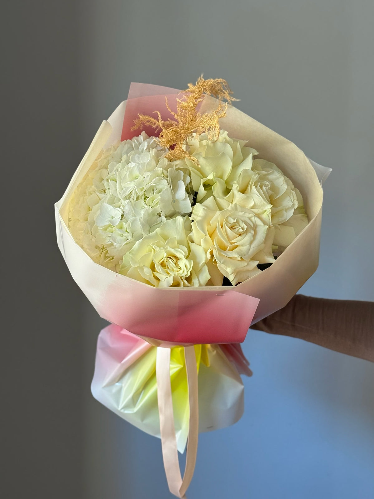 Bee Happy - Buchet cu trandafiri parfumați și hortensie