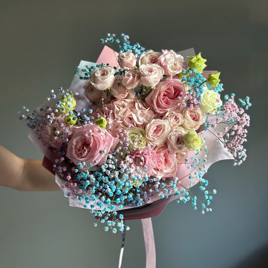 Aranjament Moonlight – buchet elegant roz și albastru, Roses & More