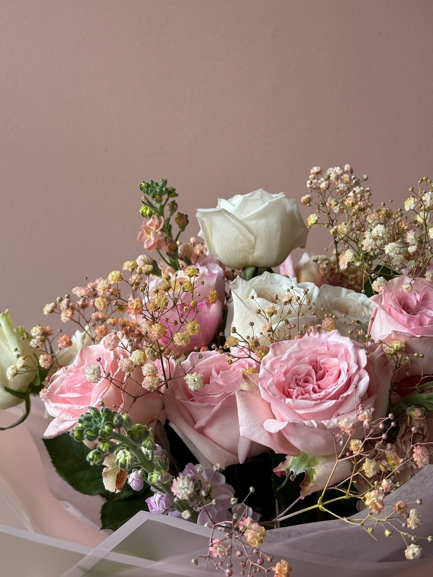 Detaliu buchet Pastel Harmony – nuanțe de roz, și trandafiri parfumati