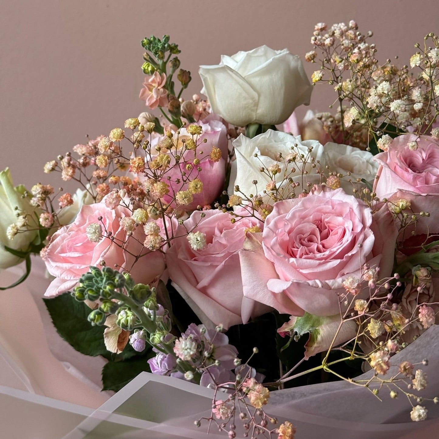 Detaliu buchet Pastel Harmony – nuanțe de roz, și trandafiri parfumati