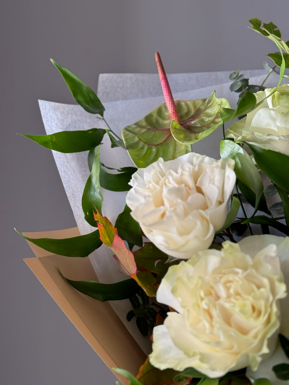 Buchet de flori cu trandafiri albi si eucalipt verde ambalat cu alb