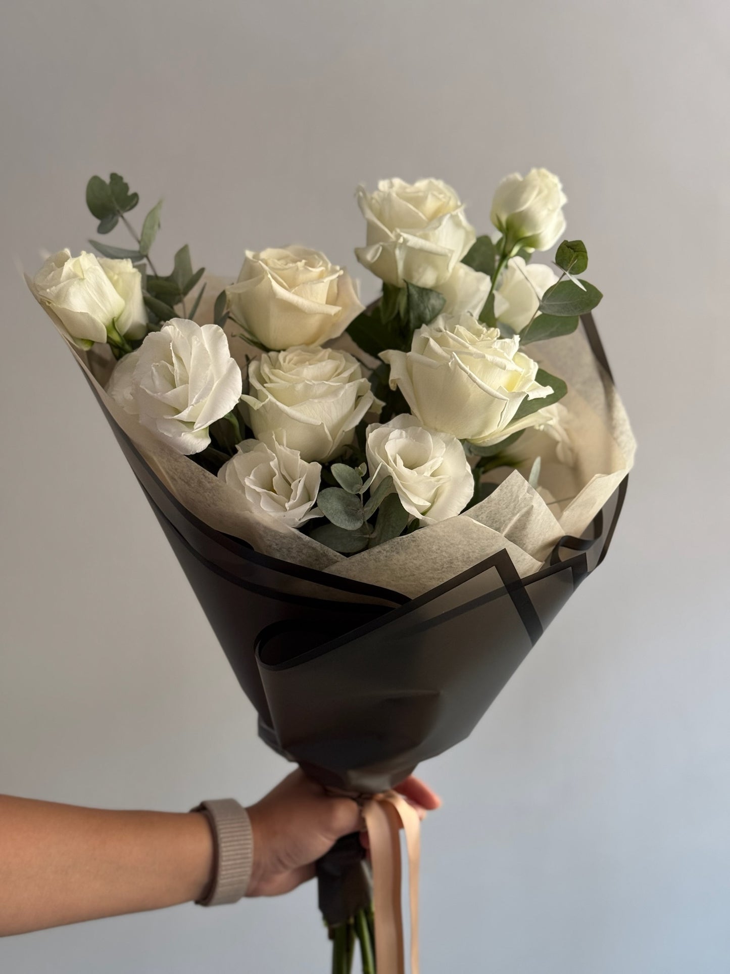 Peaceful Bloom - Buchet funerar cu trandafiri albi