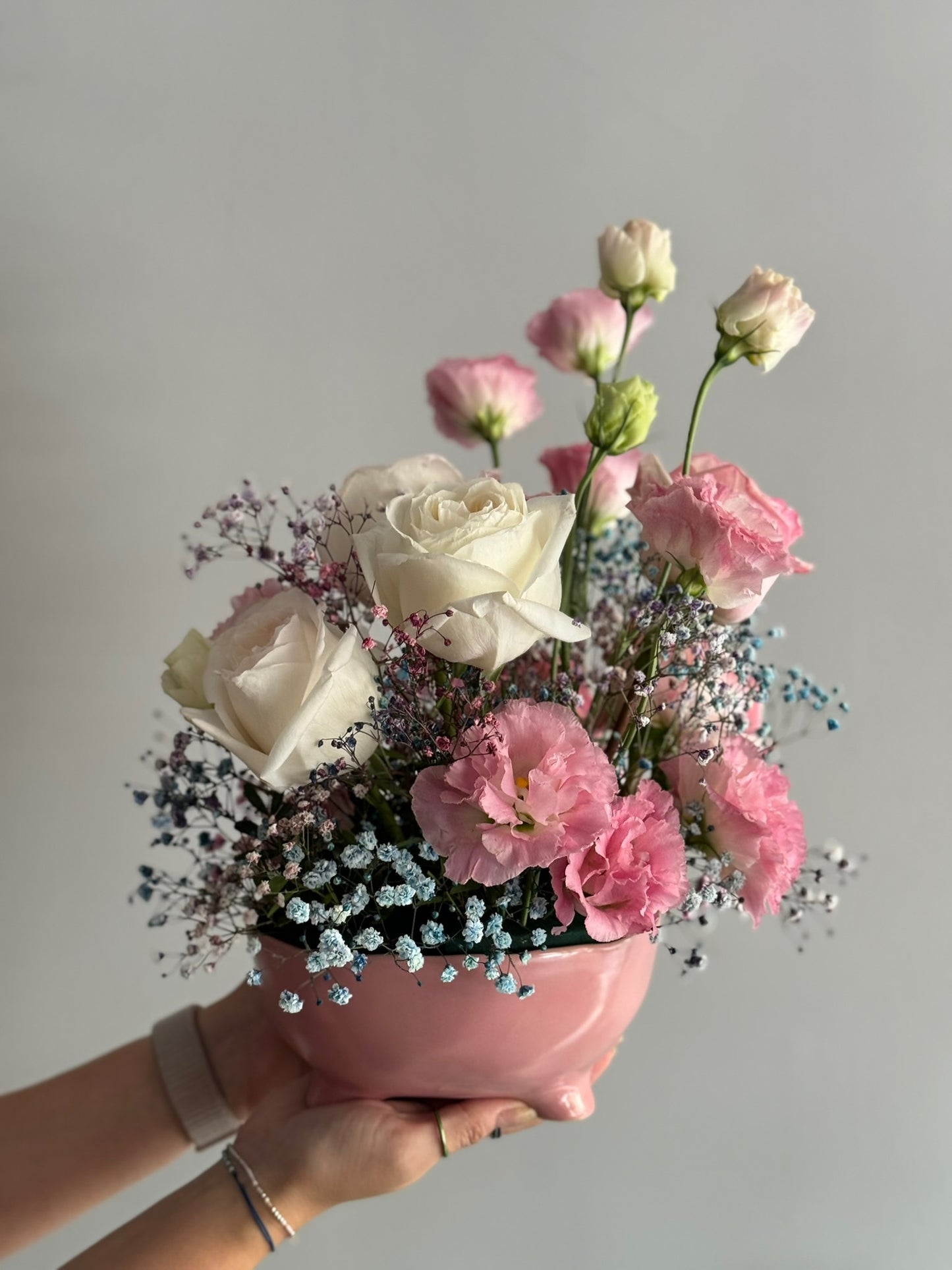 Ballet Slipper - Aranjament cu Pink O’Hara, lisianthus și gypsophila rainbow în vas ceramic