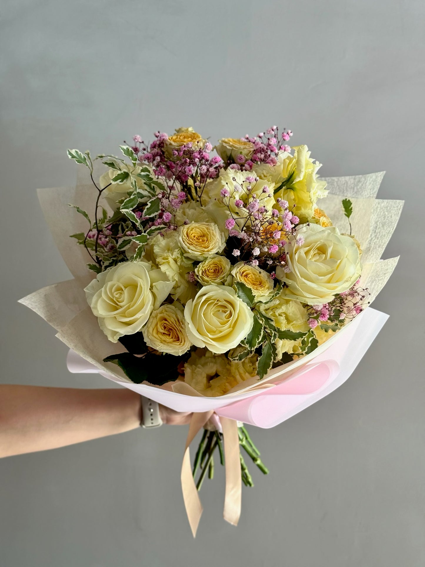 Harmony Glow - Buchet de flori cu trandafiri albi și galbeni