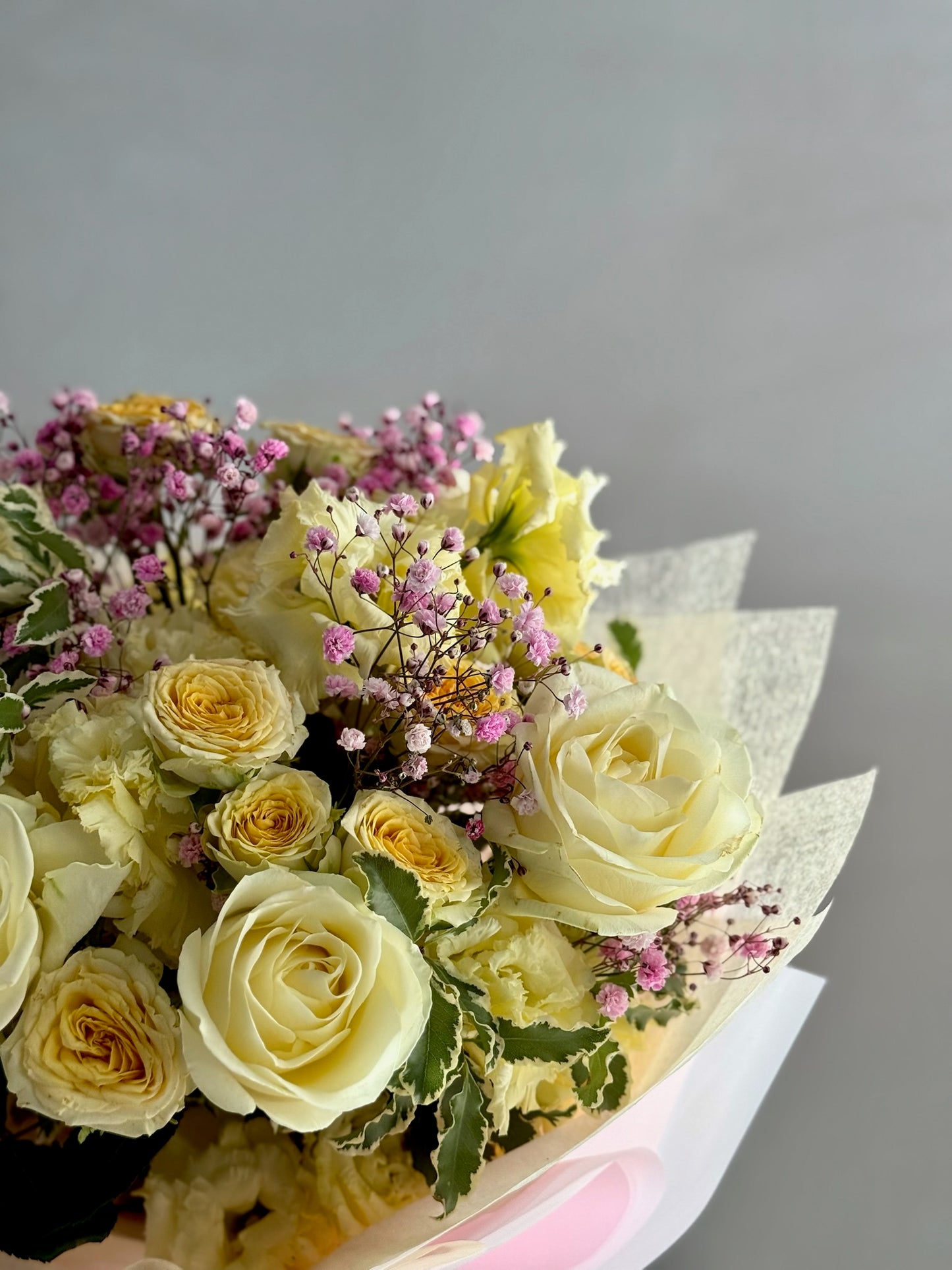 Harmony Glow - Buchet de flori cu trandafiri albi și galbeni