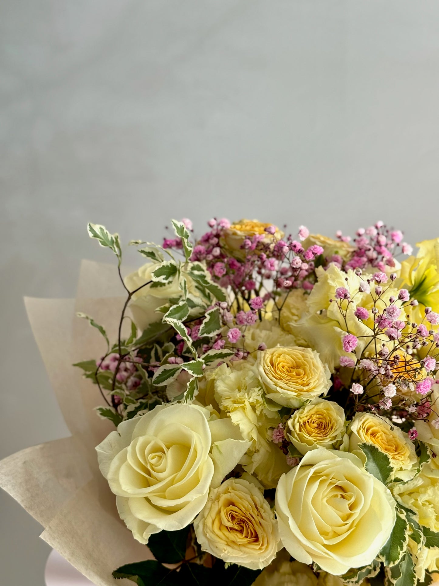 Harmony Glow - Buchet de flori cu trandafiri albi și galbeni
