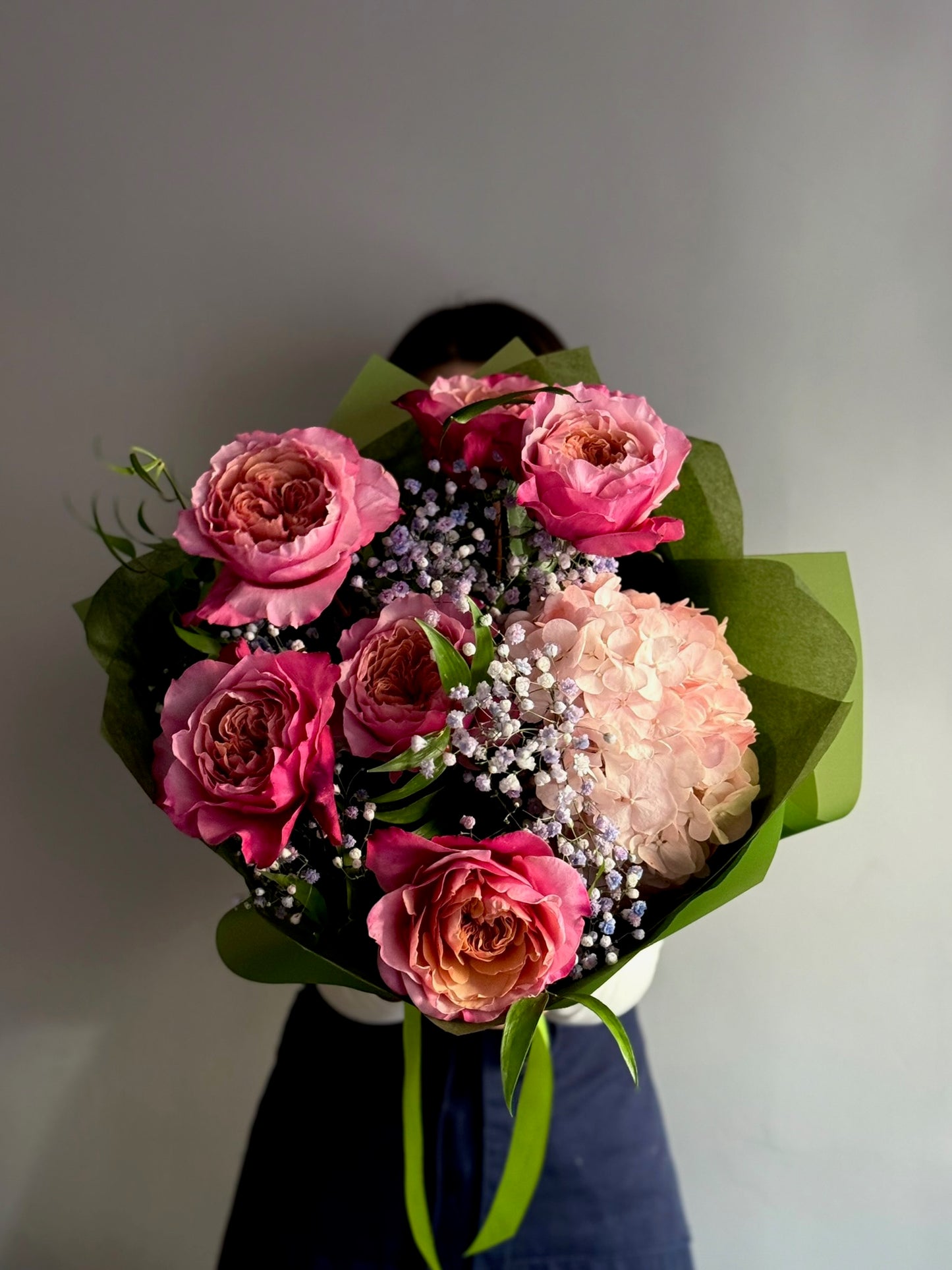 Buchet vibrant și sofisticat cu ambalaj verde și trandafiri Miyabi – Alexandrite, Roses & More