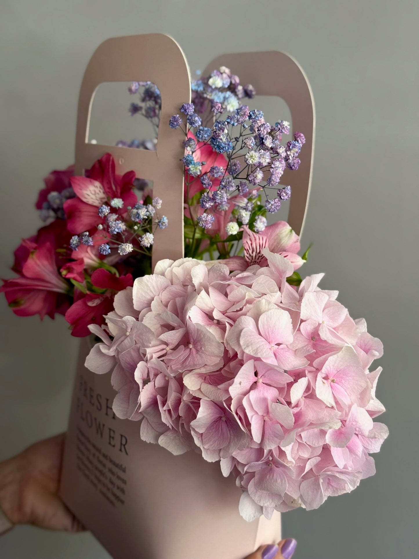 Aranjament floral în pungă roz cu trandafiri de grădină și alstroemeria, Roses & More