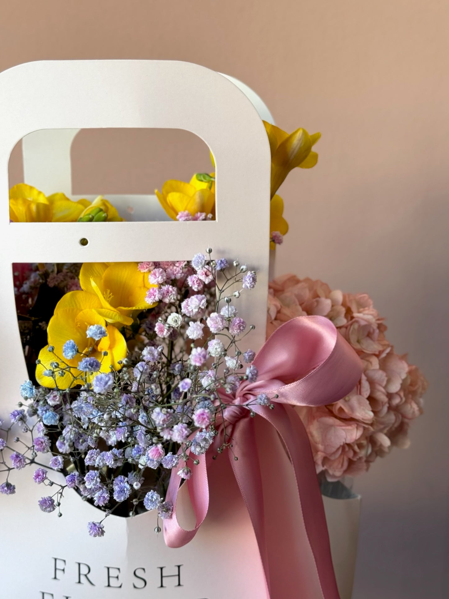 Aranjament floral vibrant în pungă roz – combinație de Miyabi și frezii, Roses & More