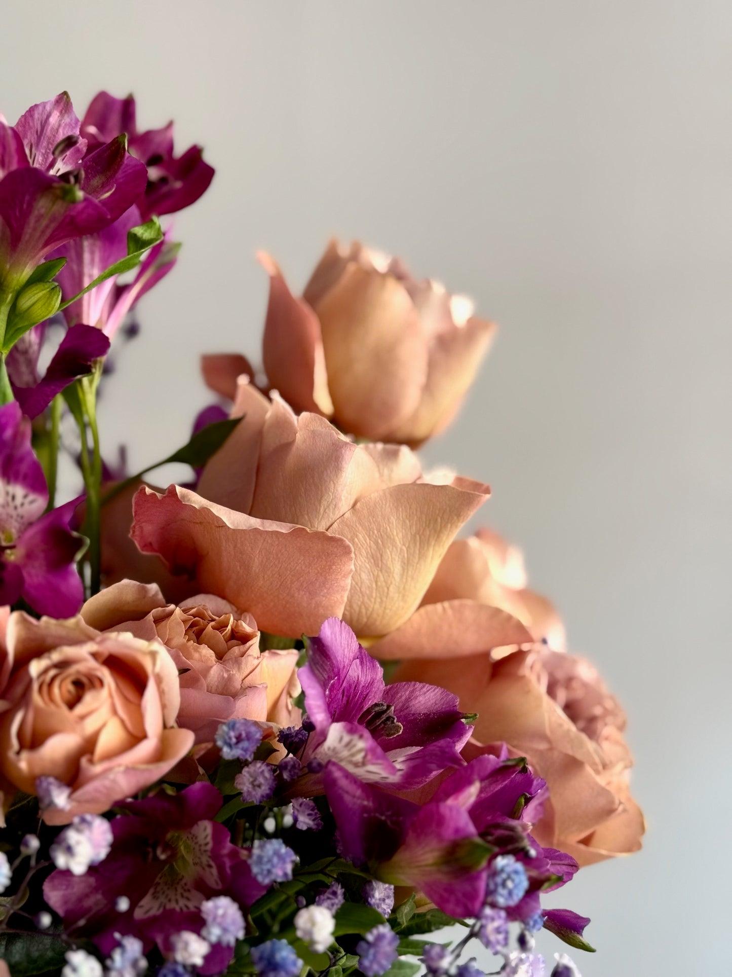 Aranjament elegant de toamnă în vază ceramică, Roses & More