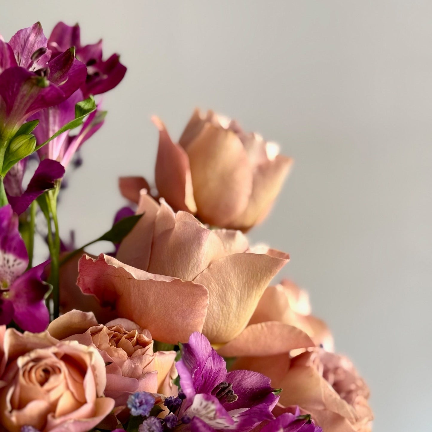 Aranjament elegant de toamnă în vază ceramică, Roses & More