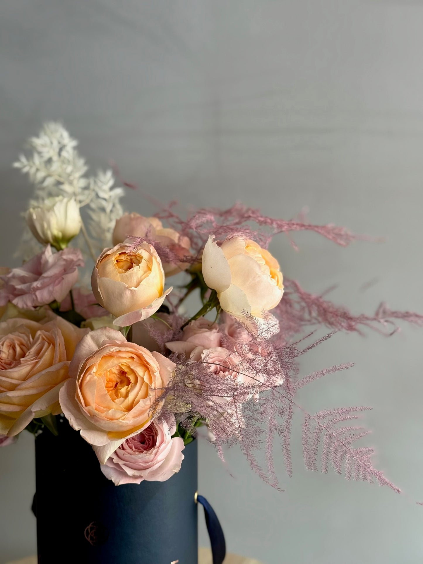 Aranjament elegant în cutie cu trandafiri piersică și accente florale, Roses & More