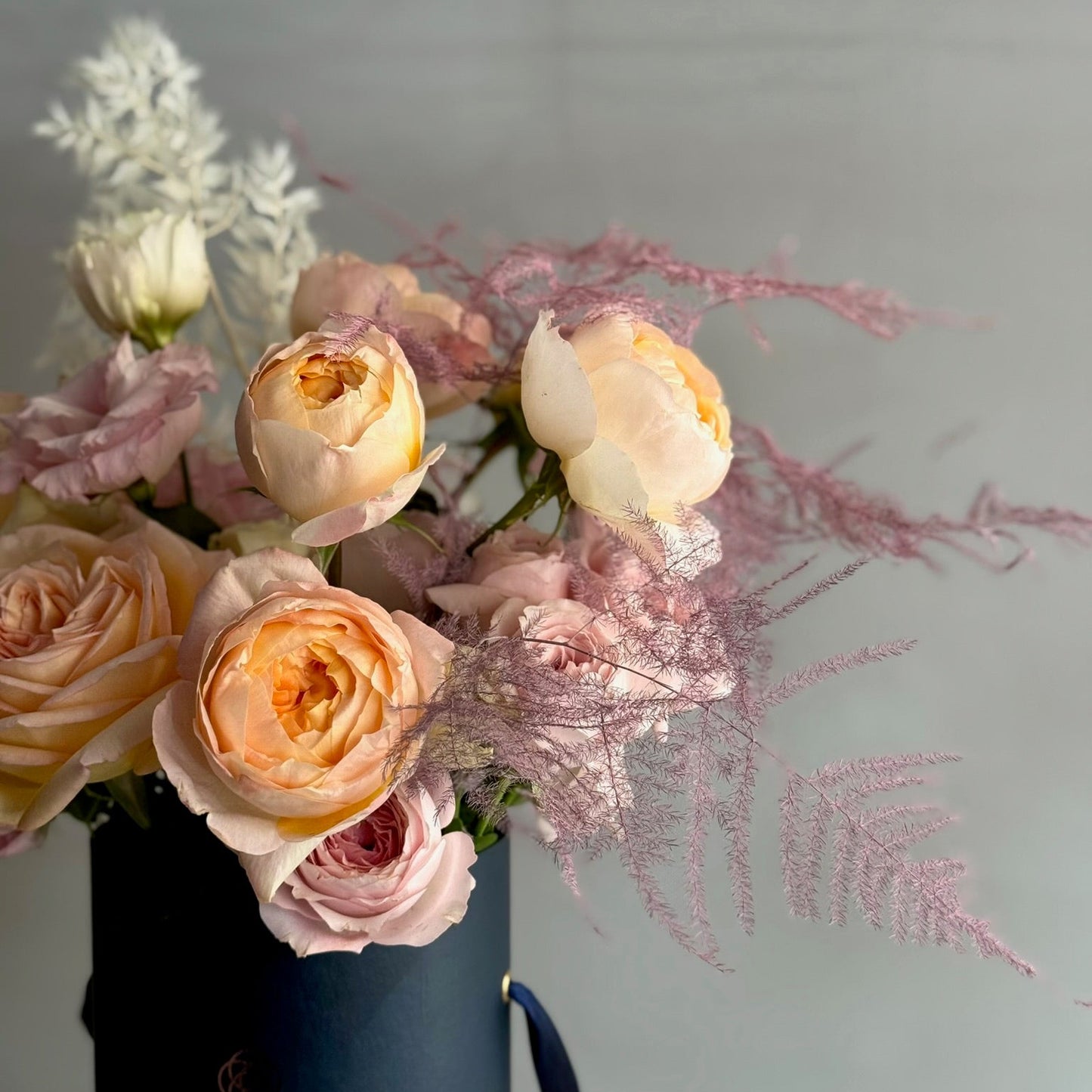 Aranjament elegant în cutie cu trandafiri piersică și accente florale, Roses & More