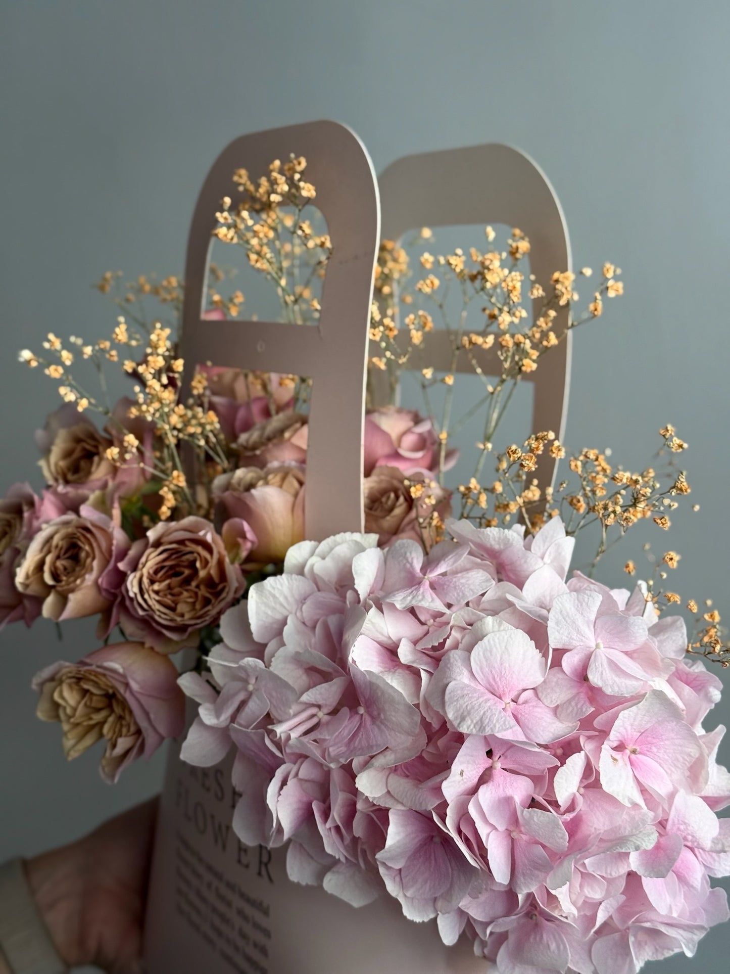 Aranjament elegant în pungă roz cu trandafiri Loli și texturi fine, Roses & More