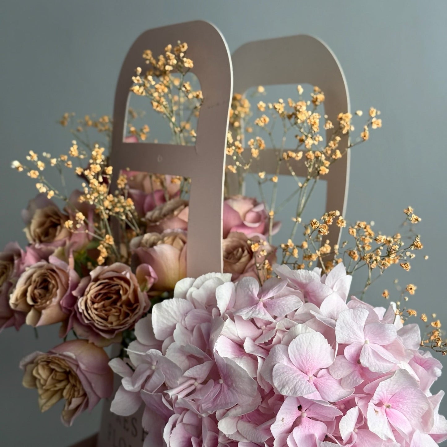 Aranjament elegant în pungă roz cu trandafiri Loli și texturi fine, Roses & More