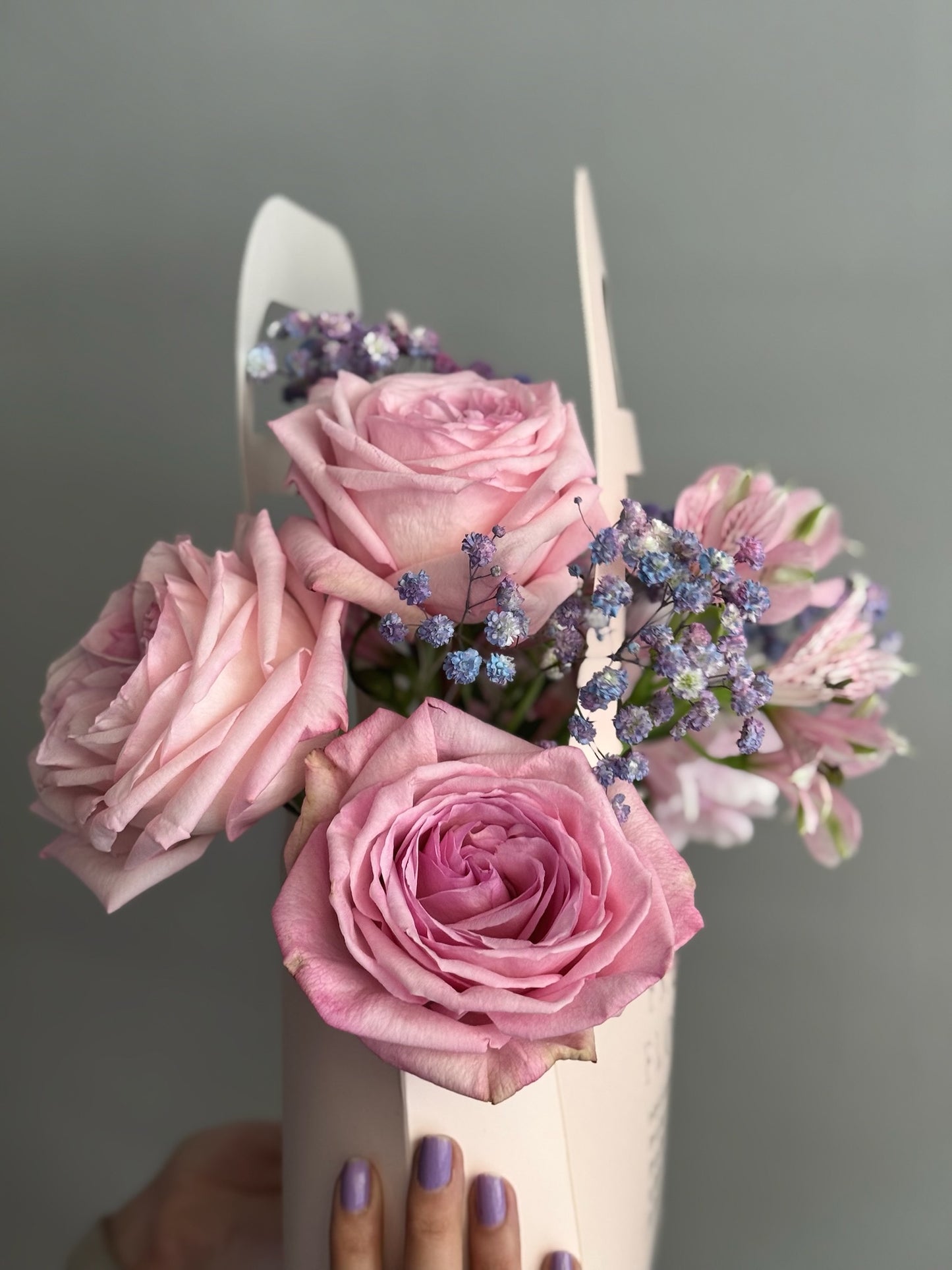 Aranjament floral în pungă roz – combinație modernă de flori romantice, Roses & More