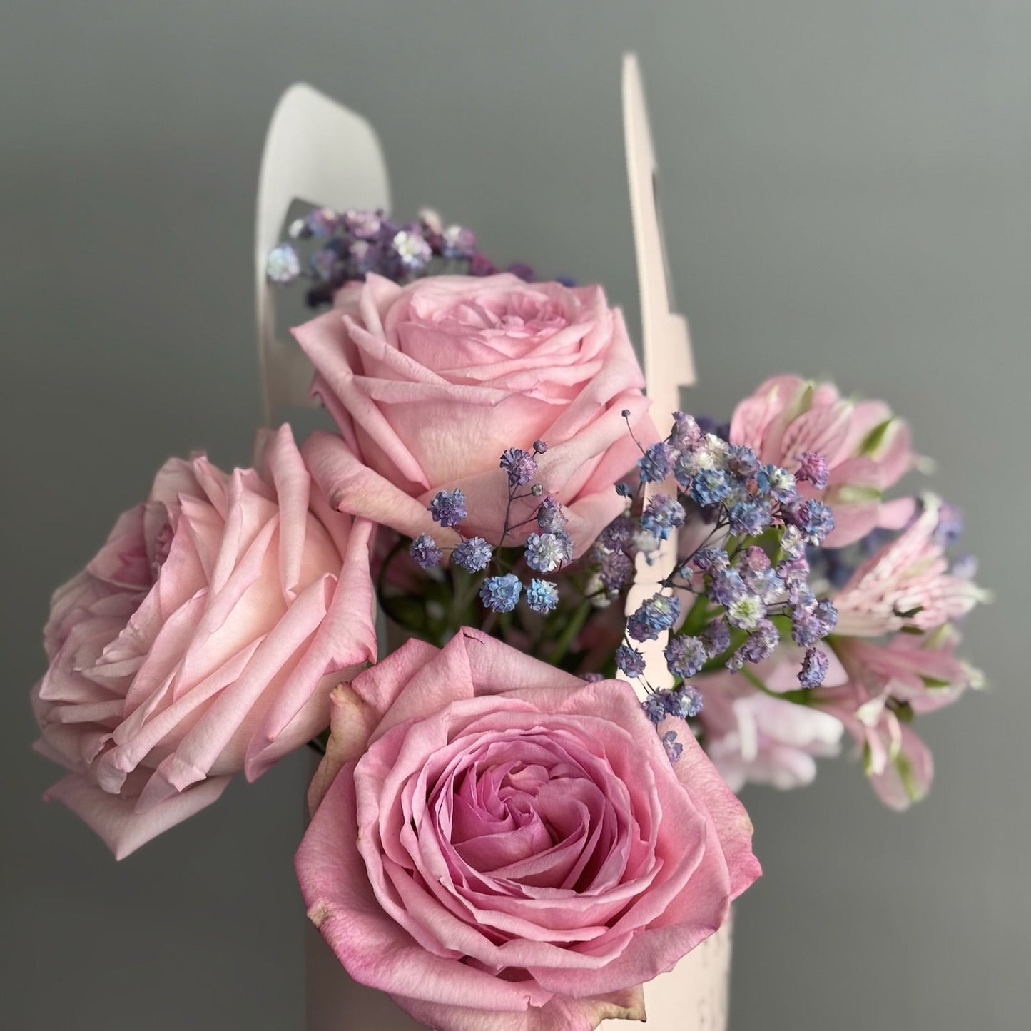 Aranjament floral în pungă roz – combinație modernă de flori romantice, Roses & More