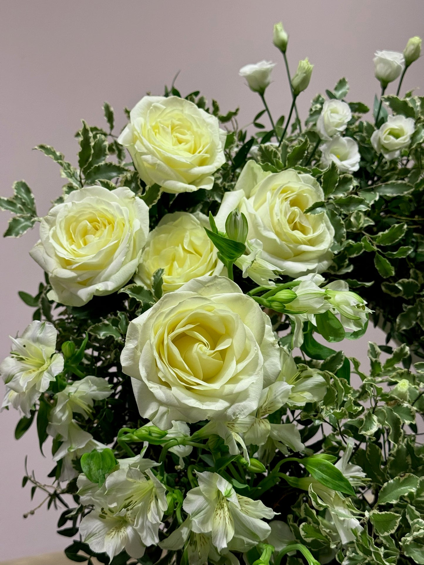 Aranjament funerar cu verdeață și trandafiri - Roses & More