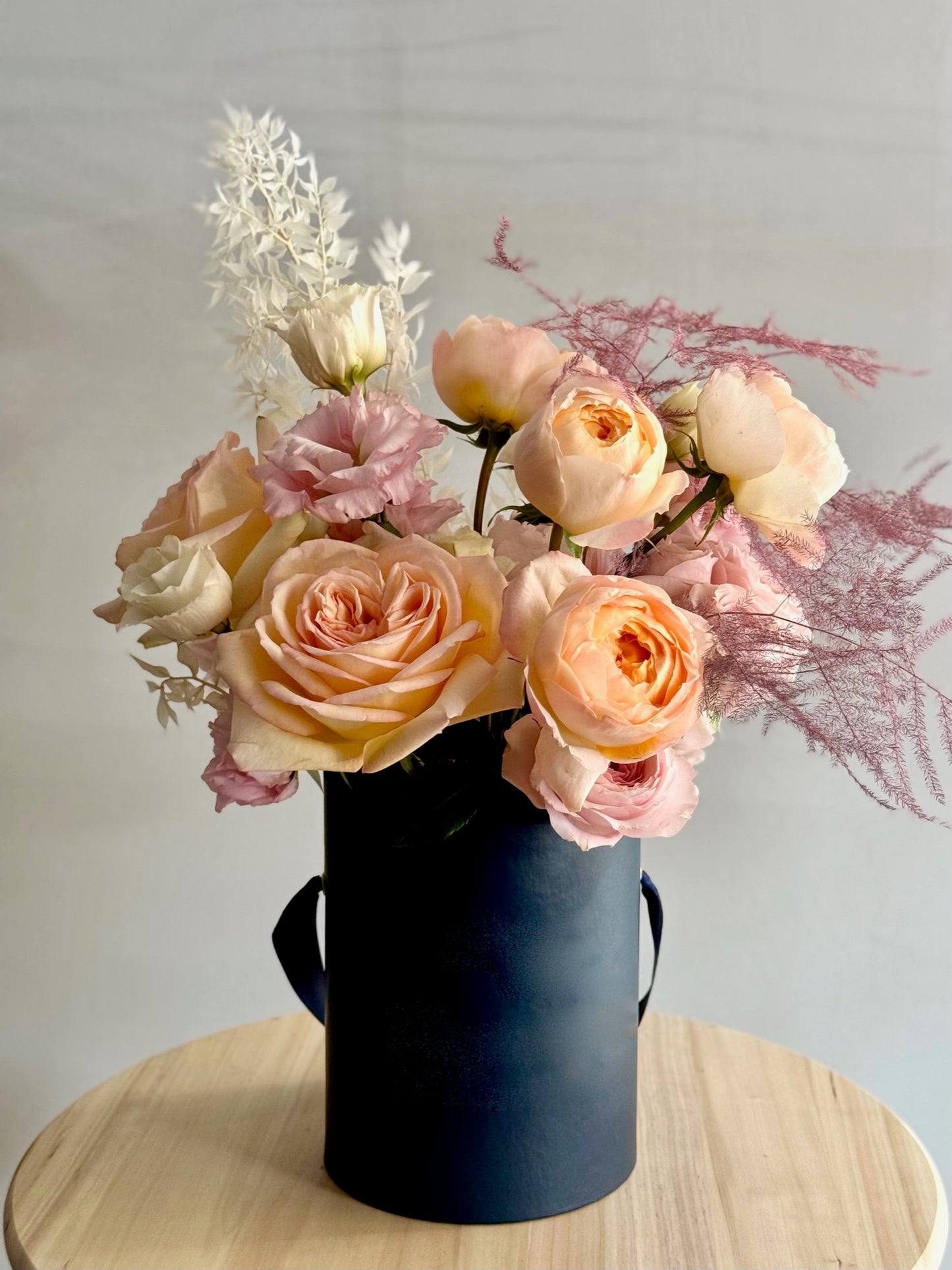 Aranjament Peach Elegance cu trandafiri piersică și gypsophila în cutie elegantă, Roses & More