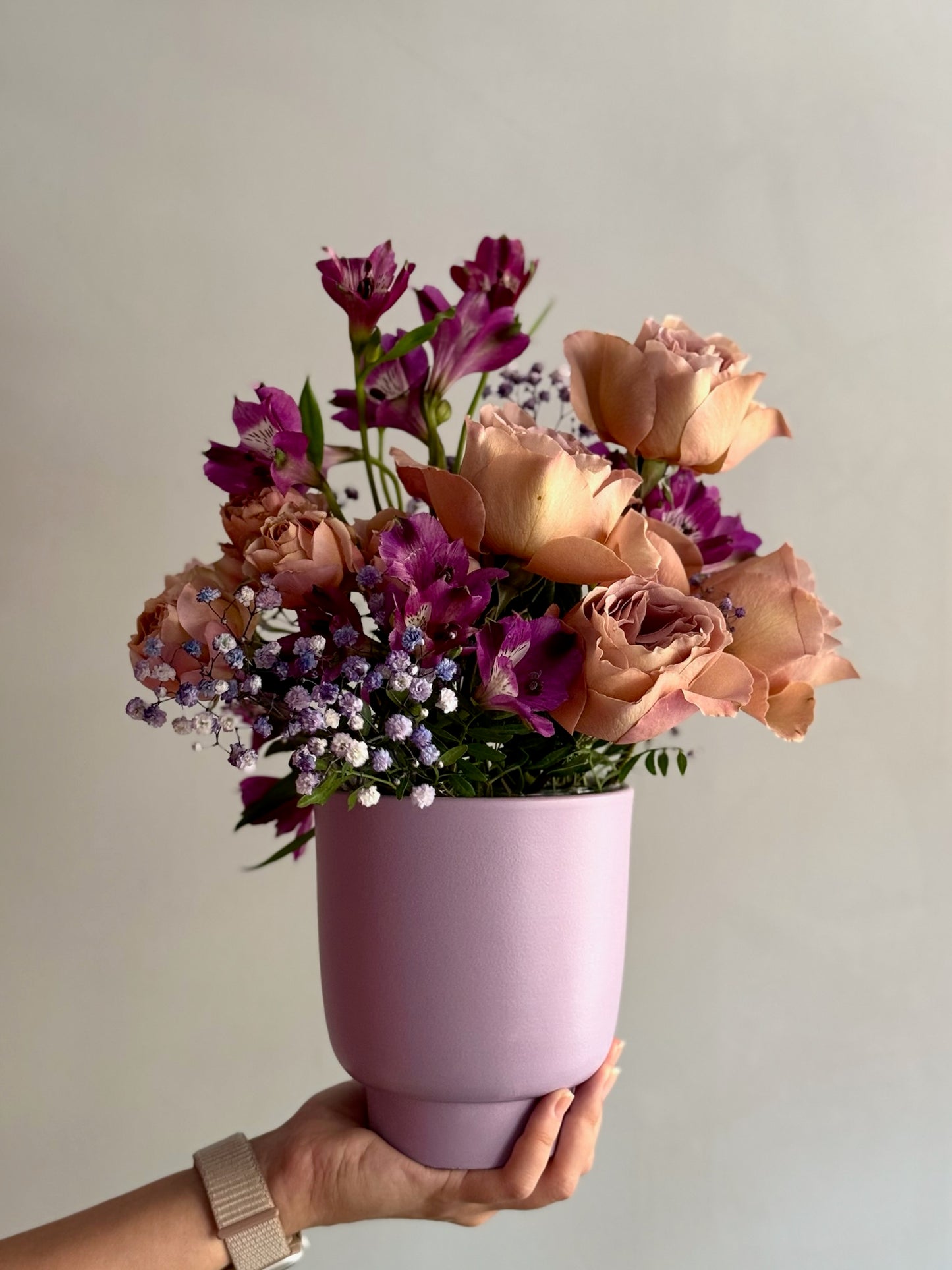 Aranjament Wonder-Fall cu trandafiri Cafe Latte și alstroemeria în nuanțe calde, Roses & More