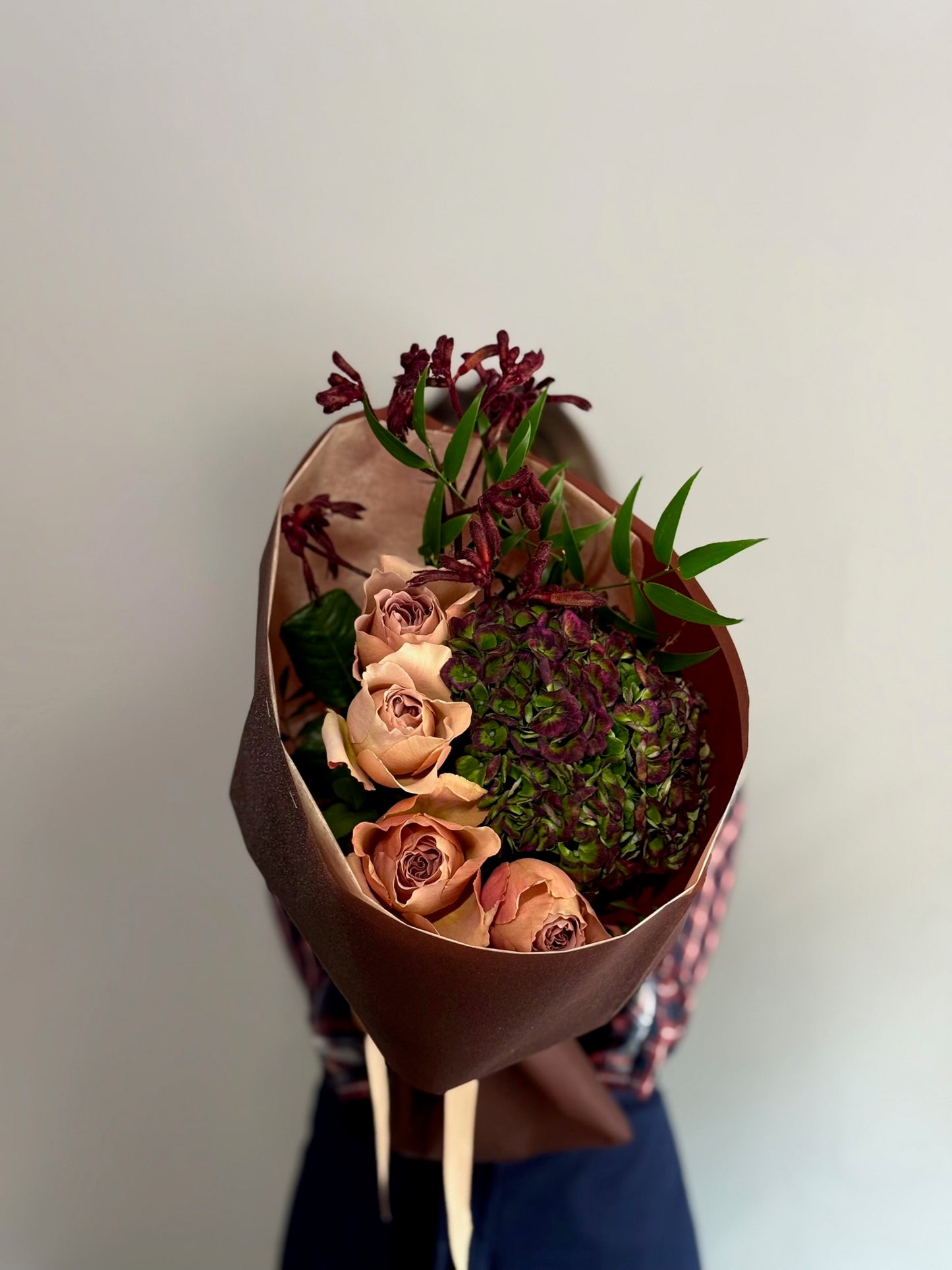 Aranjament floral în nuanțe calde și contrastante cu accente de kangaroo paws, Roses & More