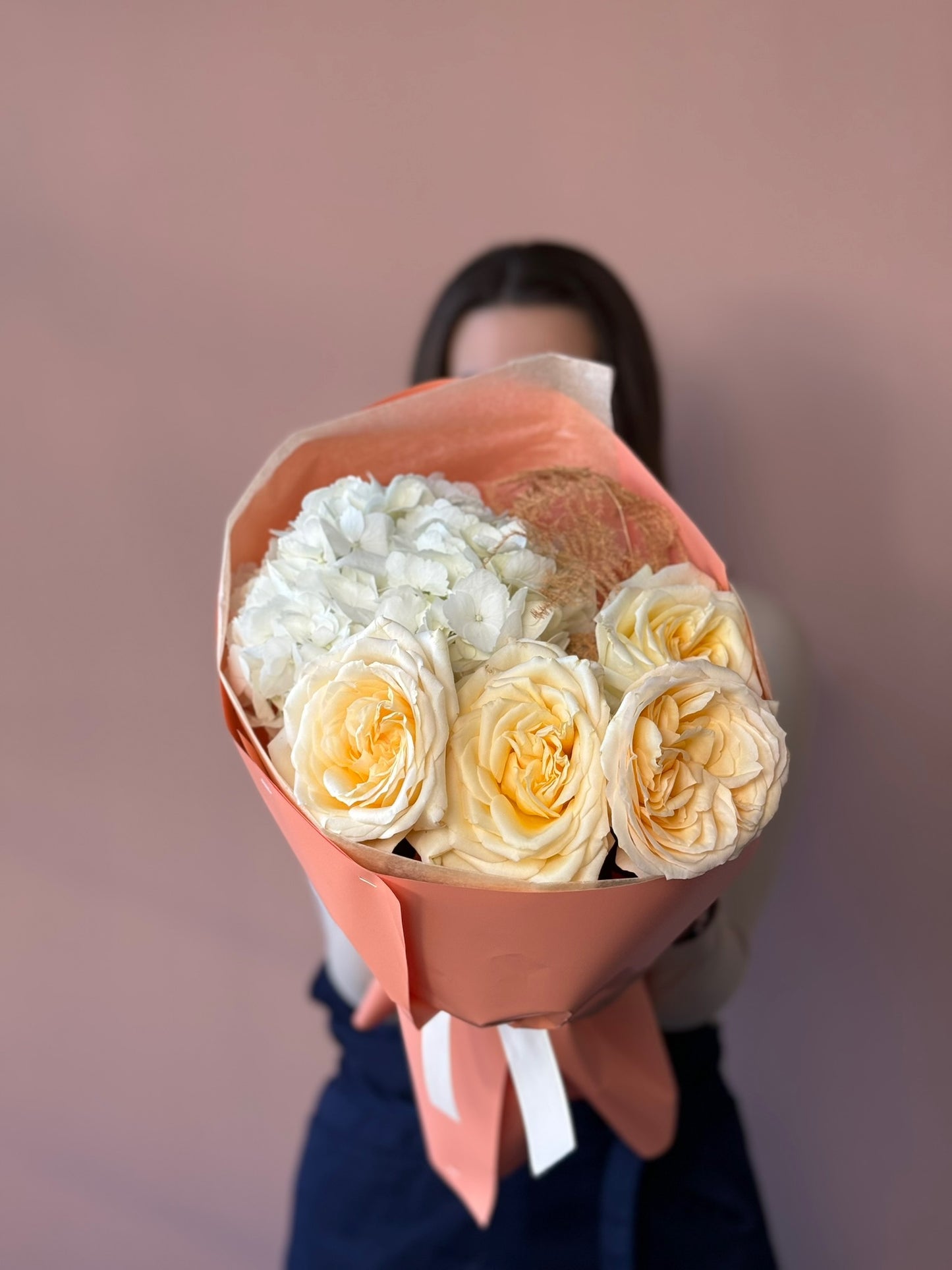 Buchet de primăvară Bee Happy – trandafiri, hortensie și energie pozitivă, Roses & More