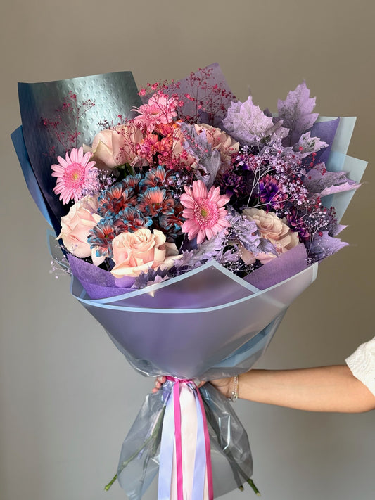 Buchet Blue Valentine cu crizanteme și trandafiri în culori intense