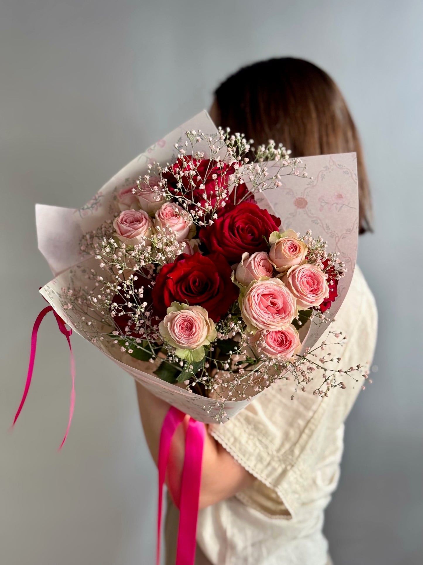 Blush of Love buchet de flori cu trandafiri rosii