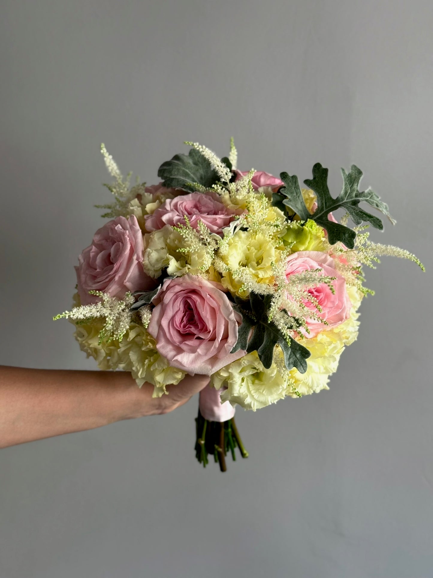 Buchet de mireasă cu trandafiri roz parfumati