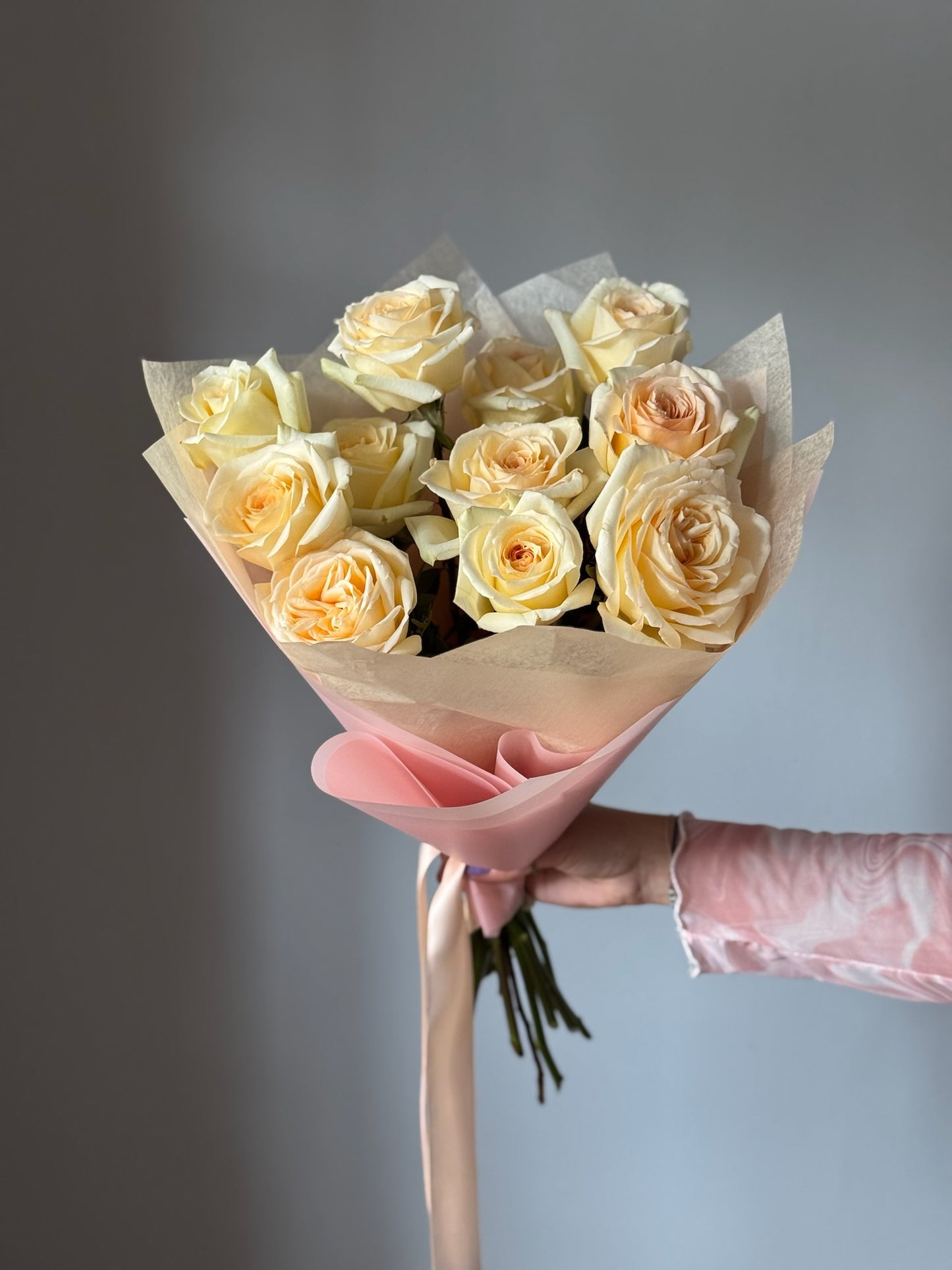 Buchet elegant cu 11 trandafiri Maya ambalat Roses & More
