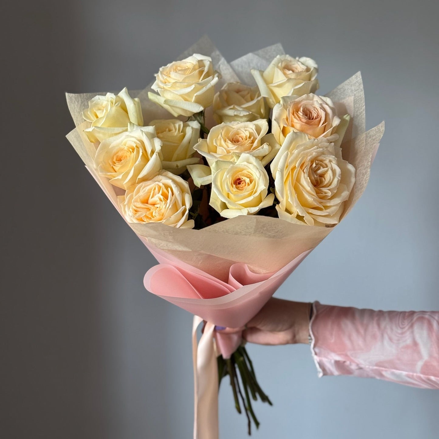 Buchet elegant cu 11 trandafiri Maya ambalat Roses & More