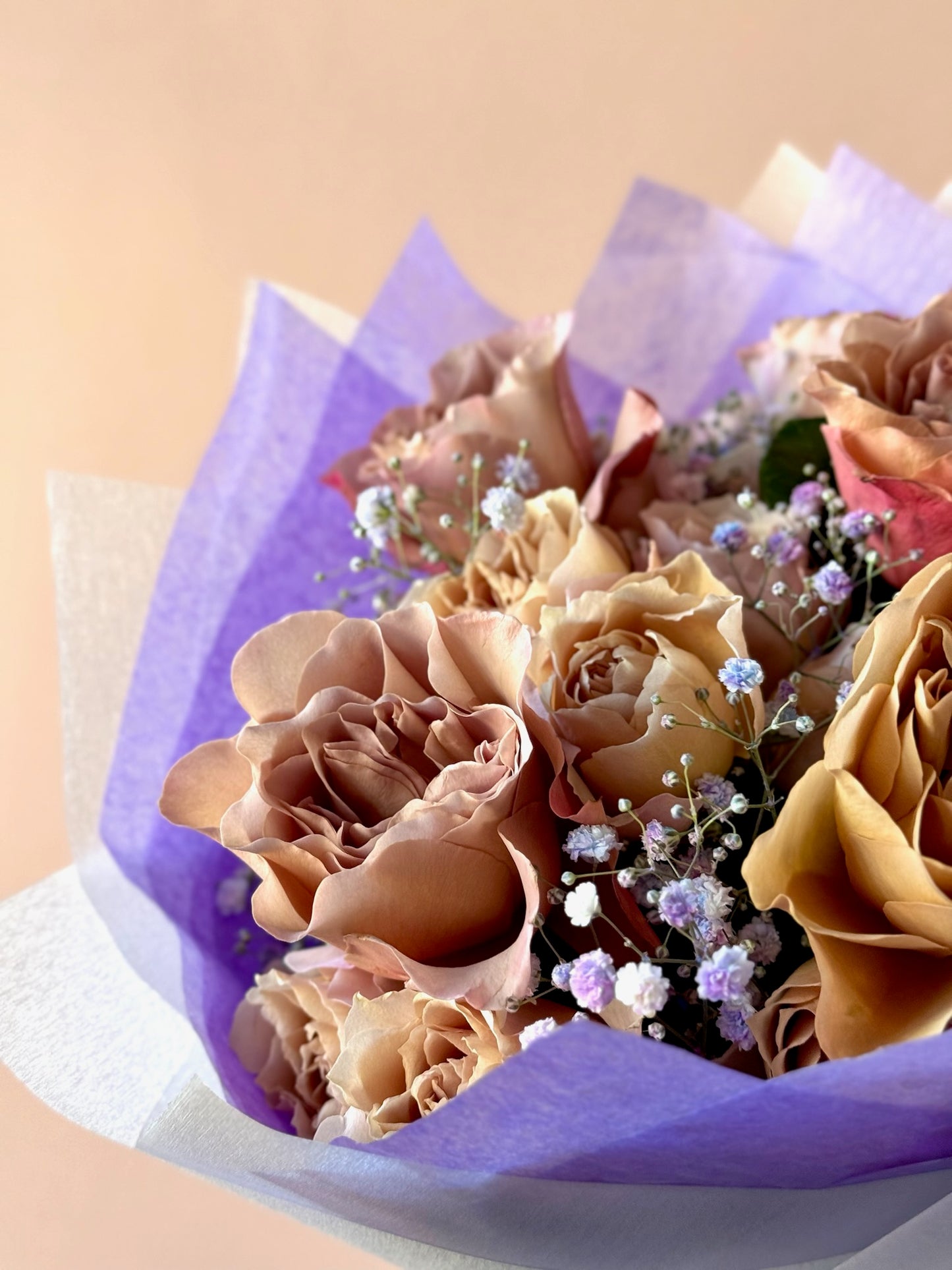 Detaliu buchet Agate – trandafiri parfumați Cafe Latte și gypsophila rainbow