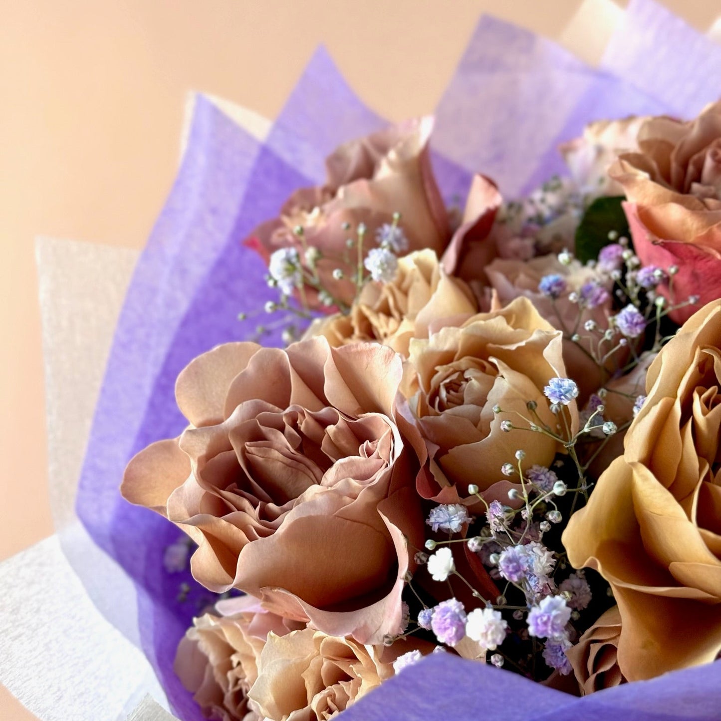 Detaliu buchet Agate – trandafiri parfumați Cafe Latte și gypsophila rainbow