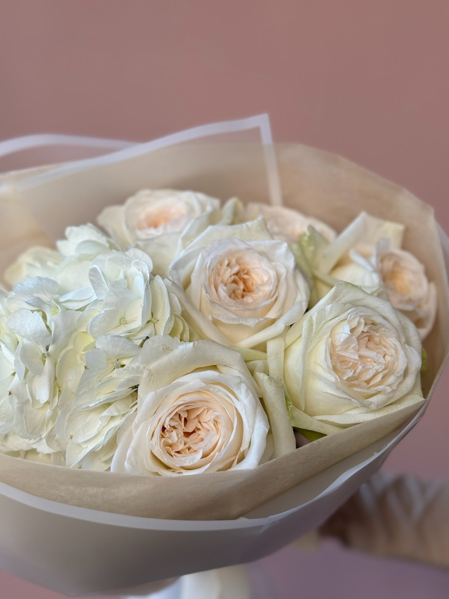 Texturi bogate și albe în buchetul Frosted Bloom – rafinament de iarnă, Roses & More