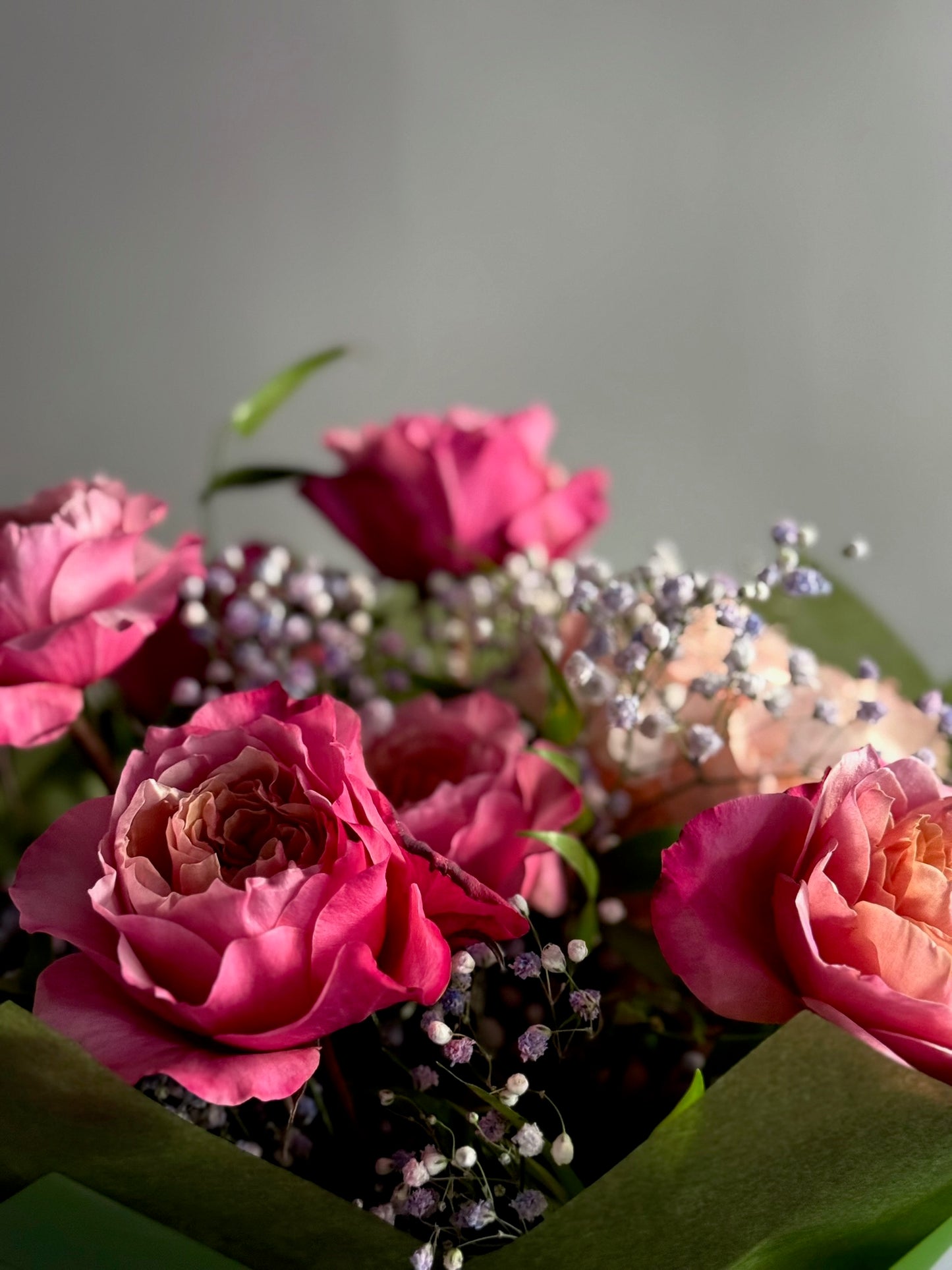 Detaliu trandafiri Miyabi – buchet Alexandrite cu petale în degrade fuchsia, Roses & More