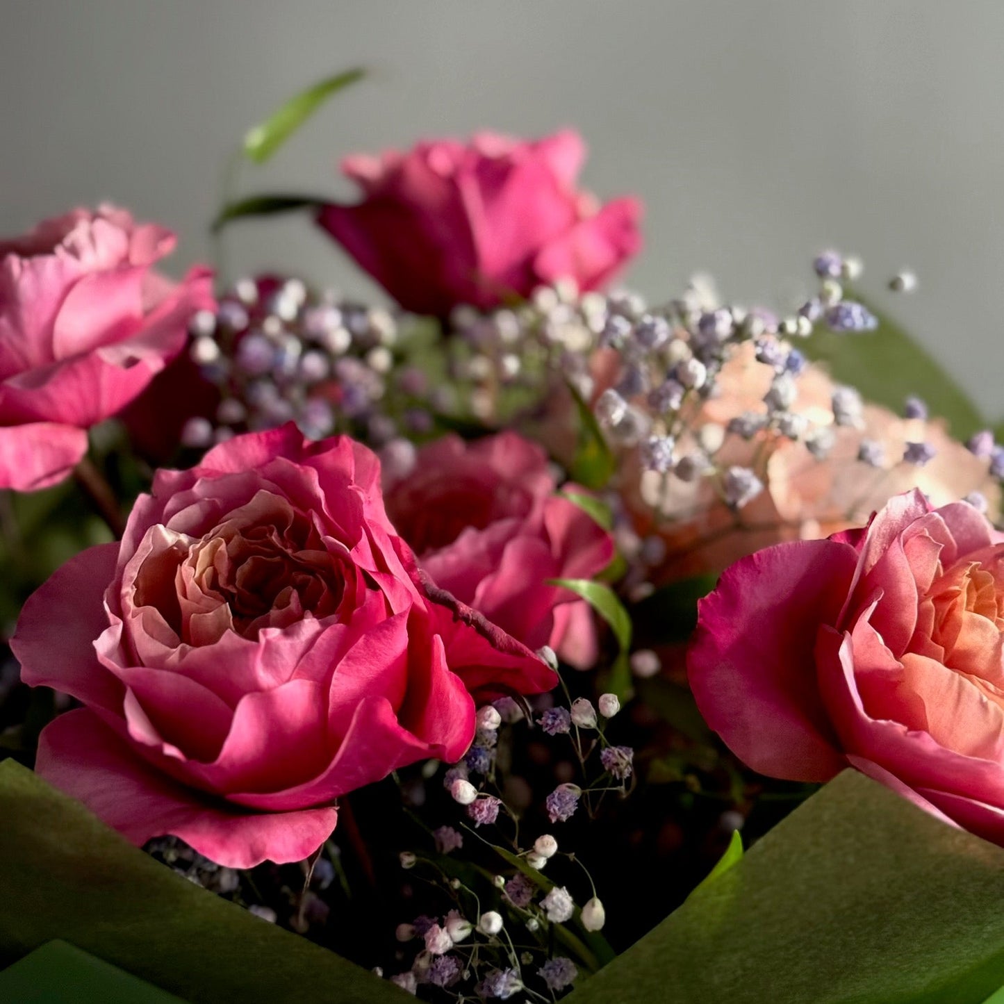 Detaliu trandafiri Miyabi – buchet Alexandrite cu petale în degrade fuchsia, Roses & More