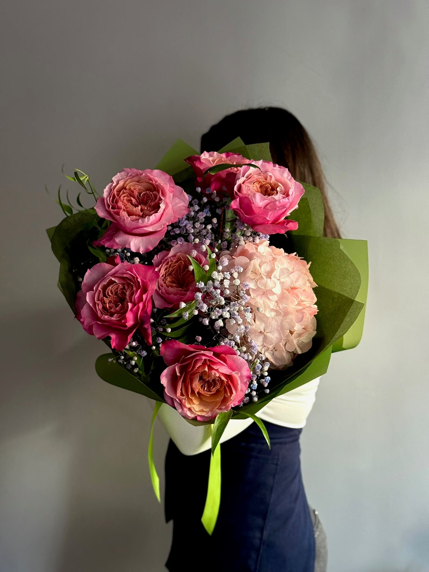 Buchet Alexandrite cu trandafiri de grădină Miyabi în tonuri de roz și fuchsia, Roses & More