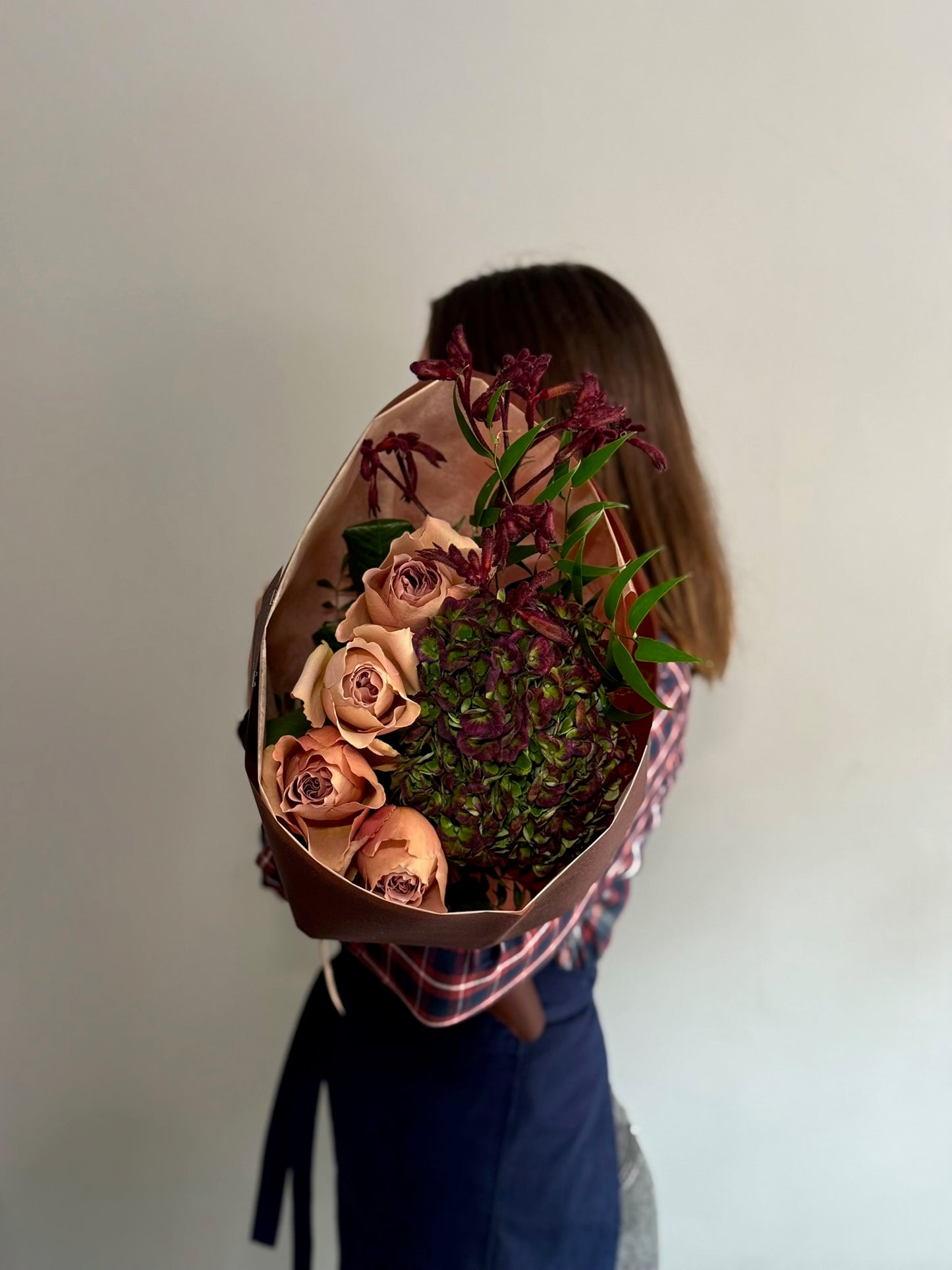 Buchet Autumn Crush cu trandafiri Cafe Latte și hortensie în tonuri adânci, Roses & More