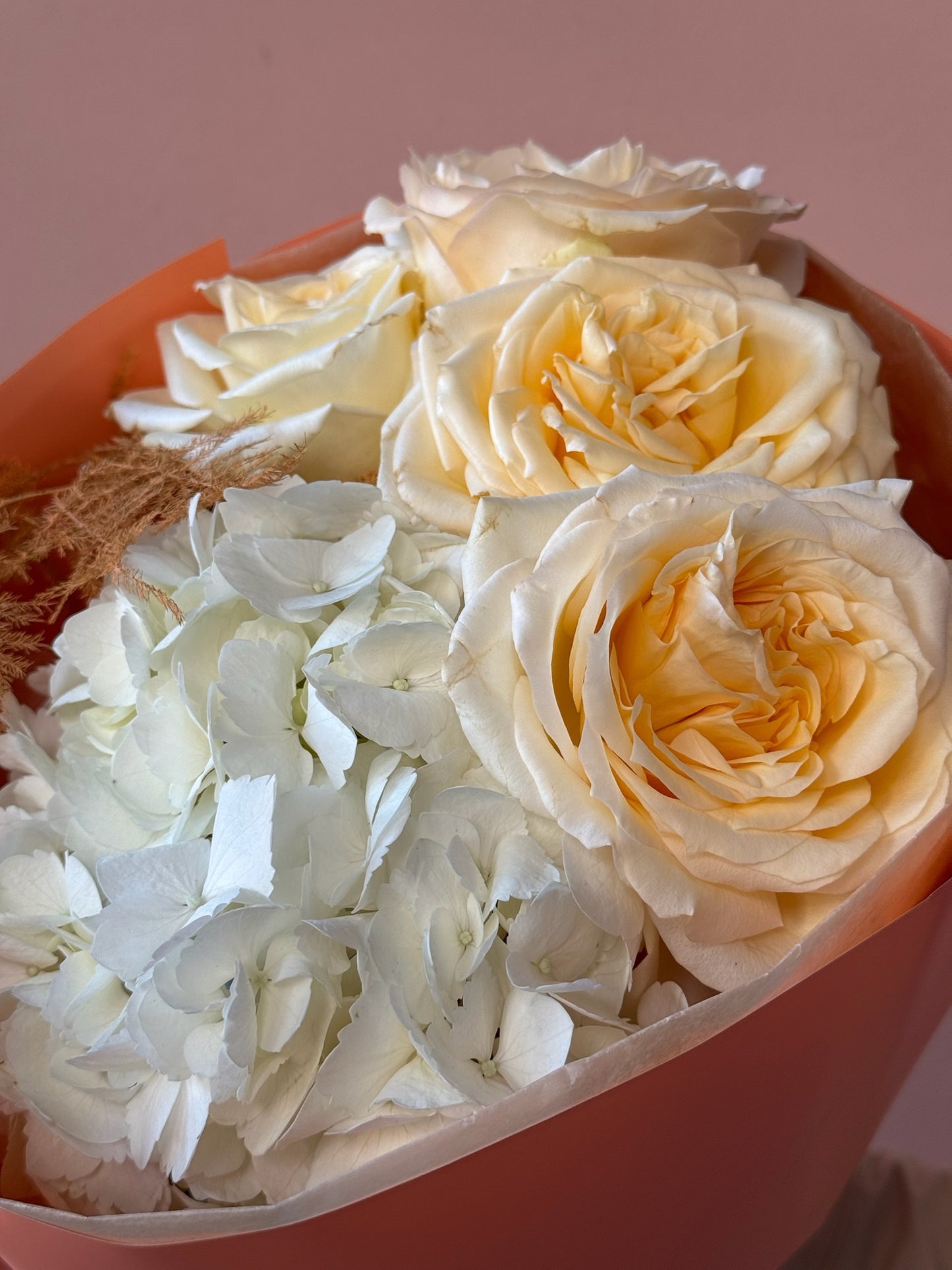Detaliu buchet Bee Happy – flori parfumate în tonuri solare și volum proaspăt, Roses & More