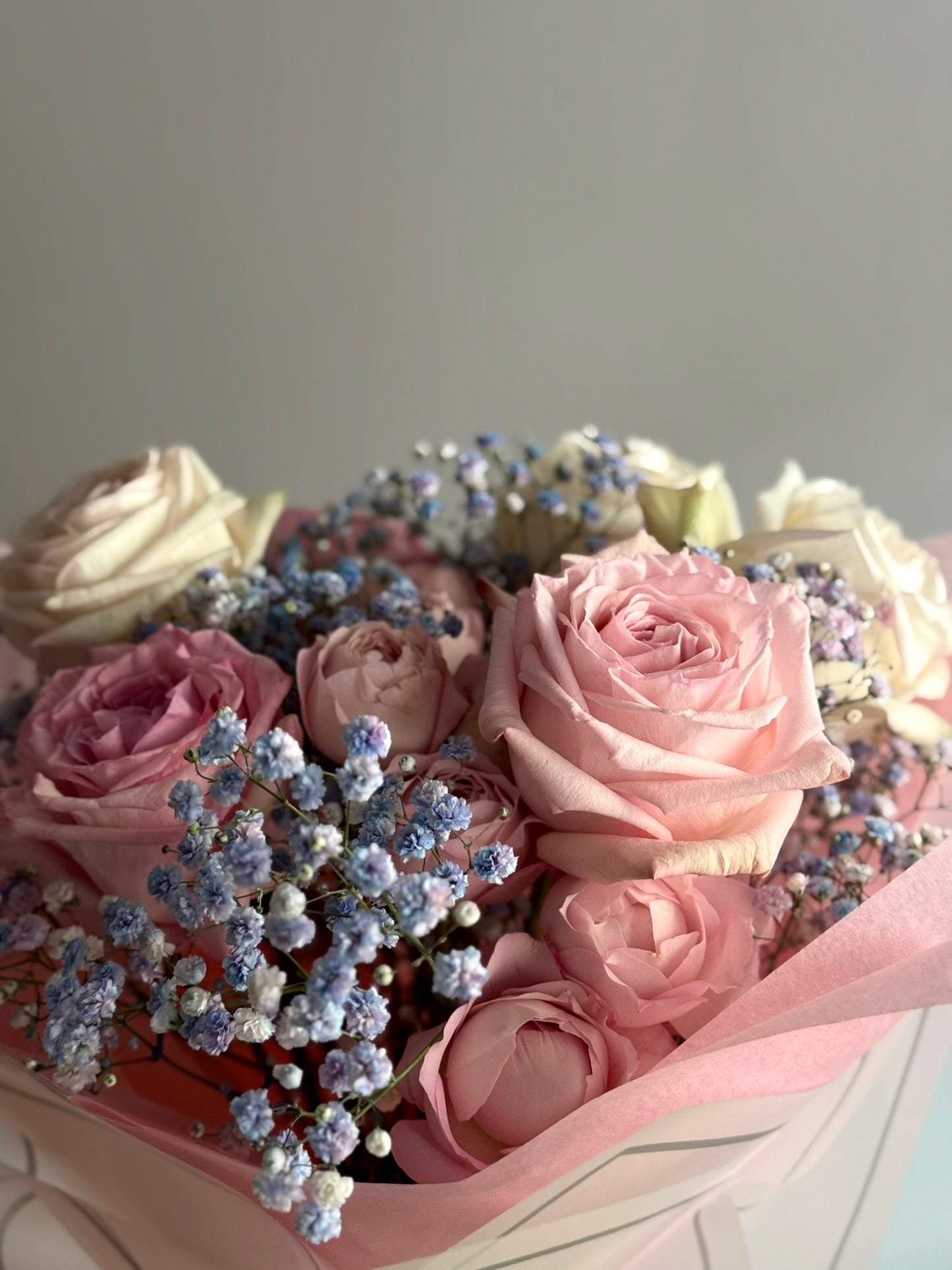 Detaliu Cotton Candy – flori parfumate în nuanțe de roz pal și alb cremos, Roses & More