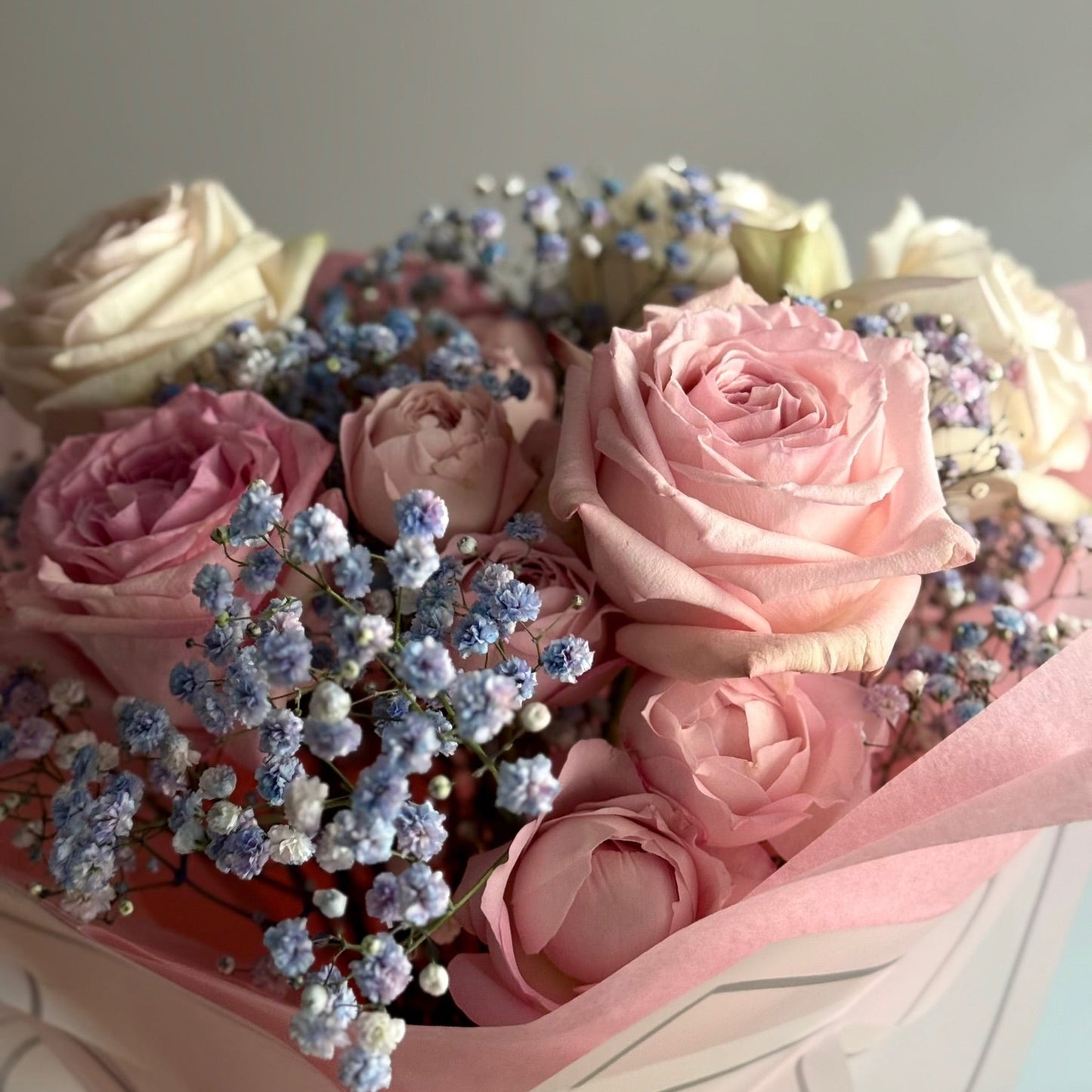 Detaliu Cotton Candy – flori parfumate în nuanțe de roz pal și alb cremos, Roses & More