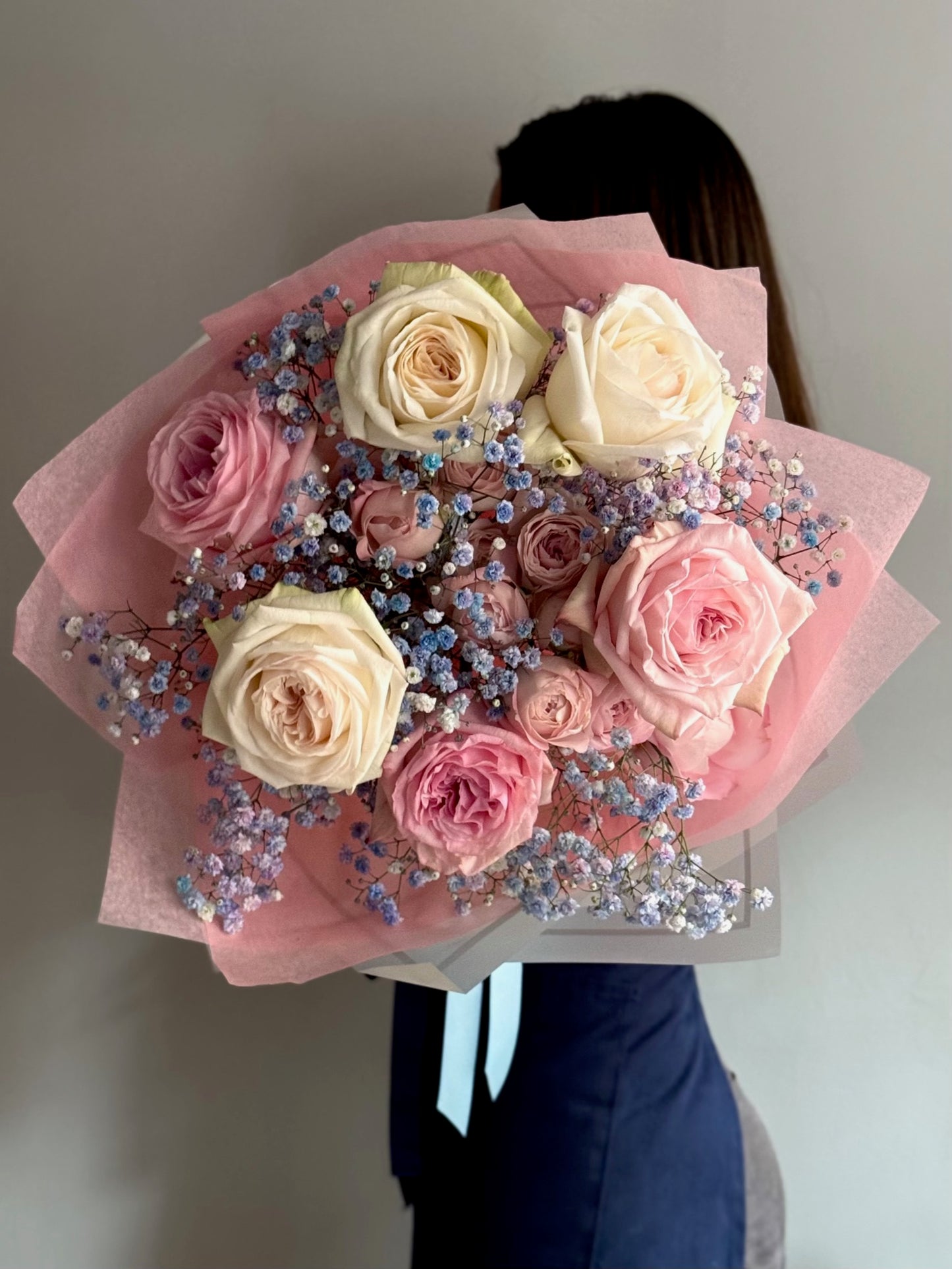 Buchet Cotton Candy cu trandafiri Pink și White O’Hara și Fairy Kiss, Roses & More
