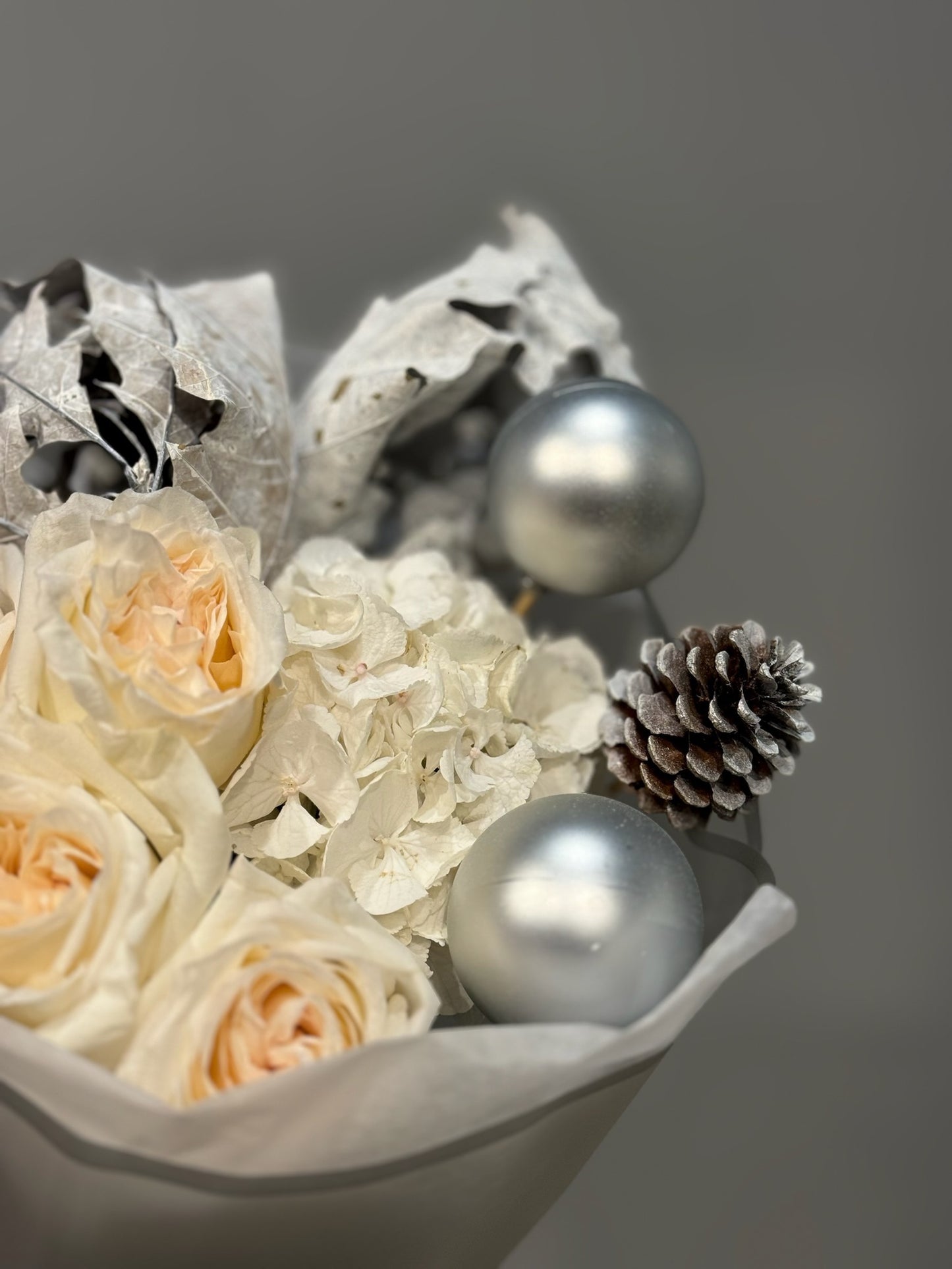 Texturi fine de trandafiri și hortensie albă, accentuate de decorațiuni de Crăciun, Roses & More
