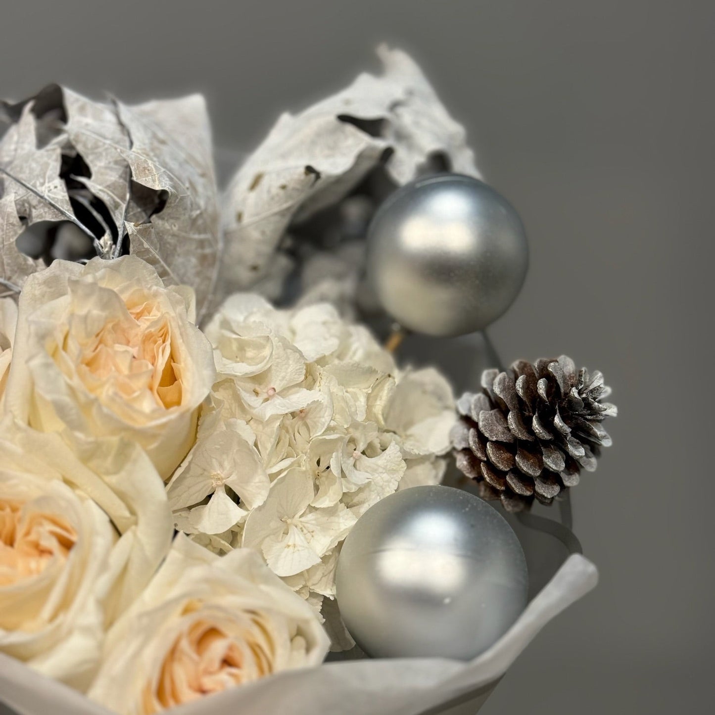 Texturi fine de trandafiri și hortensie albă, accentuate de decorațiuni de Crăciun, Roses & More