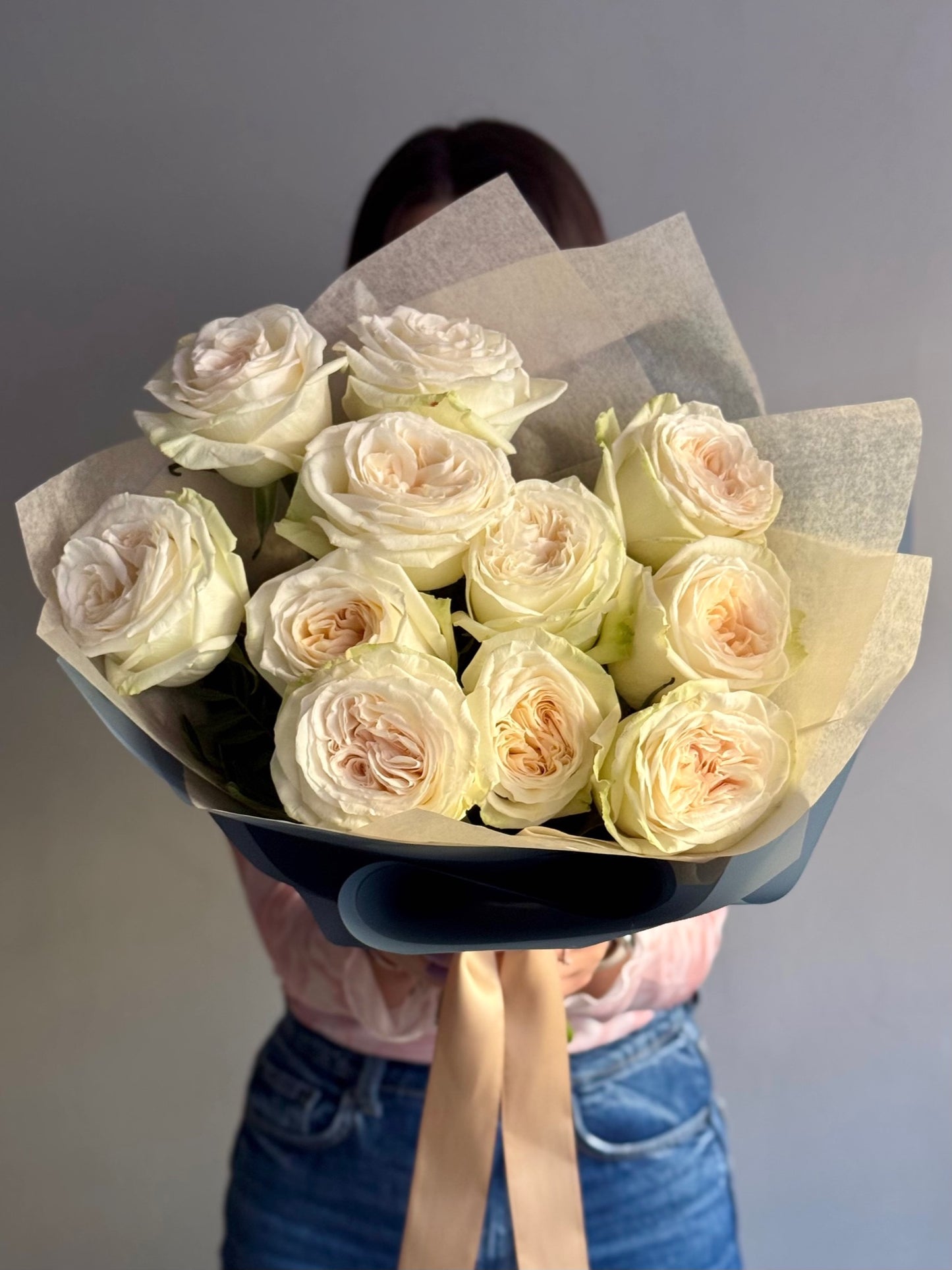 Buchet de flori cu trandafiri albi parfumați