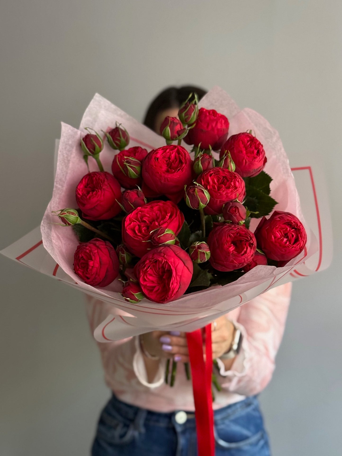 Buchet de trandafiri roșii în formă de bujor